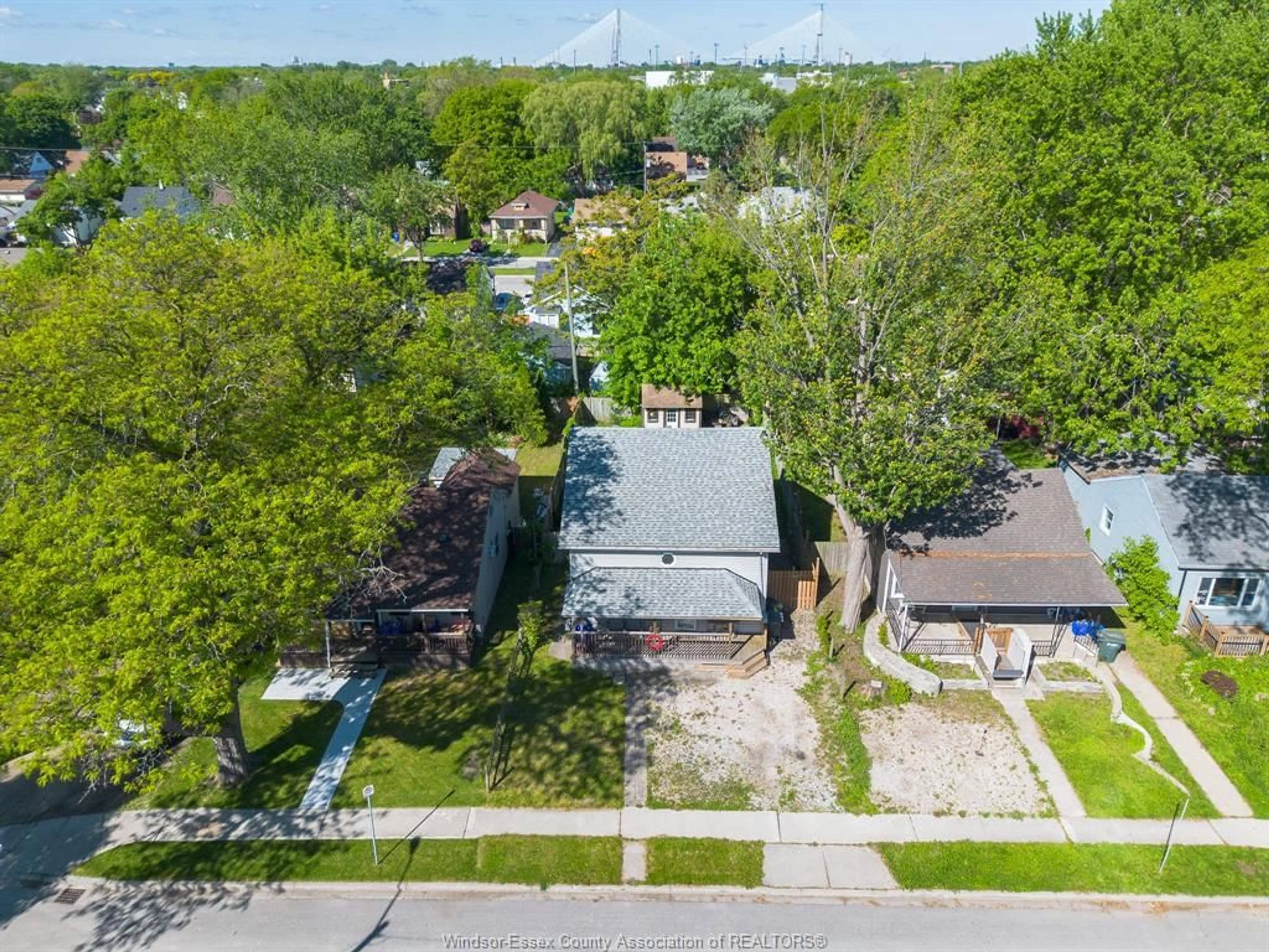 A pic from outside/outdoor area/front of a property/back of a property/a pic from drone, unknown for 989 BRIDGE Ave, Windsor Ontario N9B 2M9