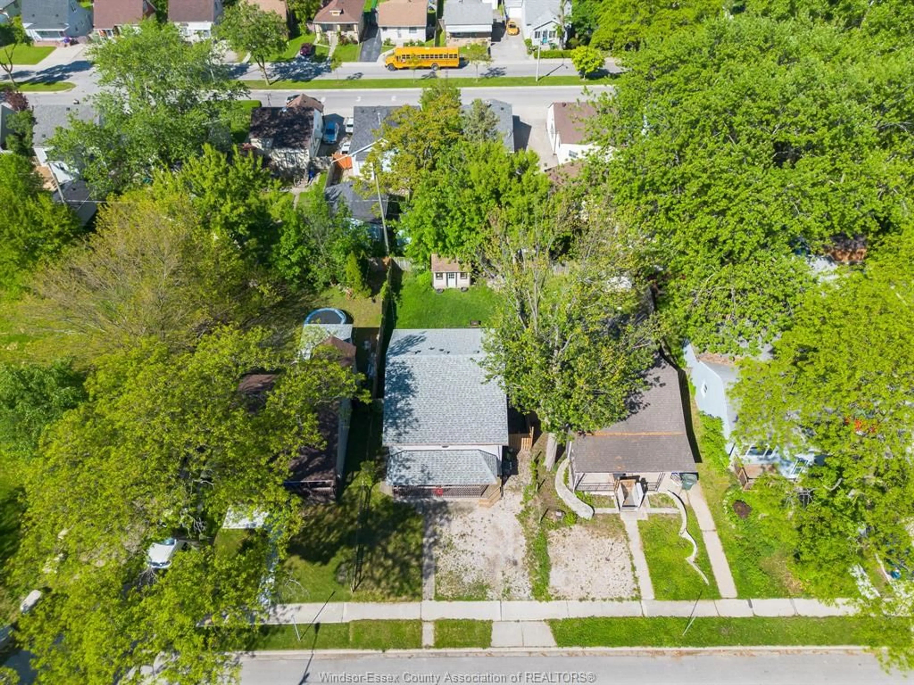 A pic from outside/outdoor area/front of a property/back of a property/a pic from drone, street for 989 BRIDGE Ave, Windsor Ontario N9B 2M9