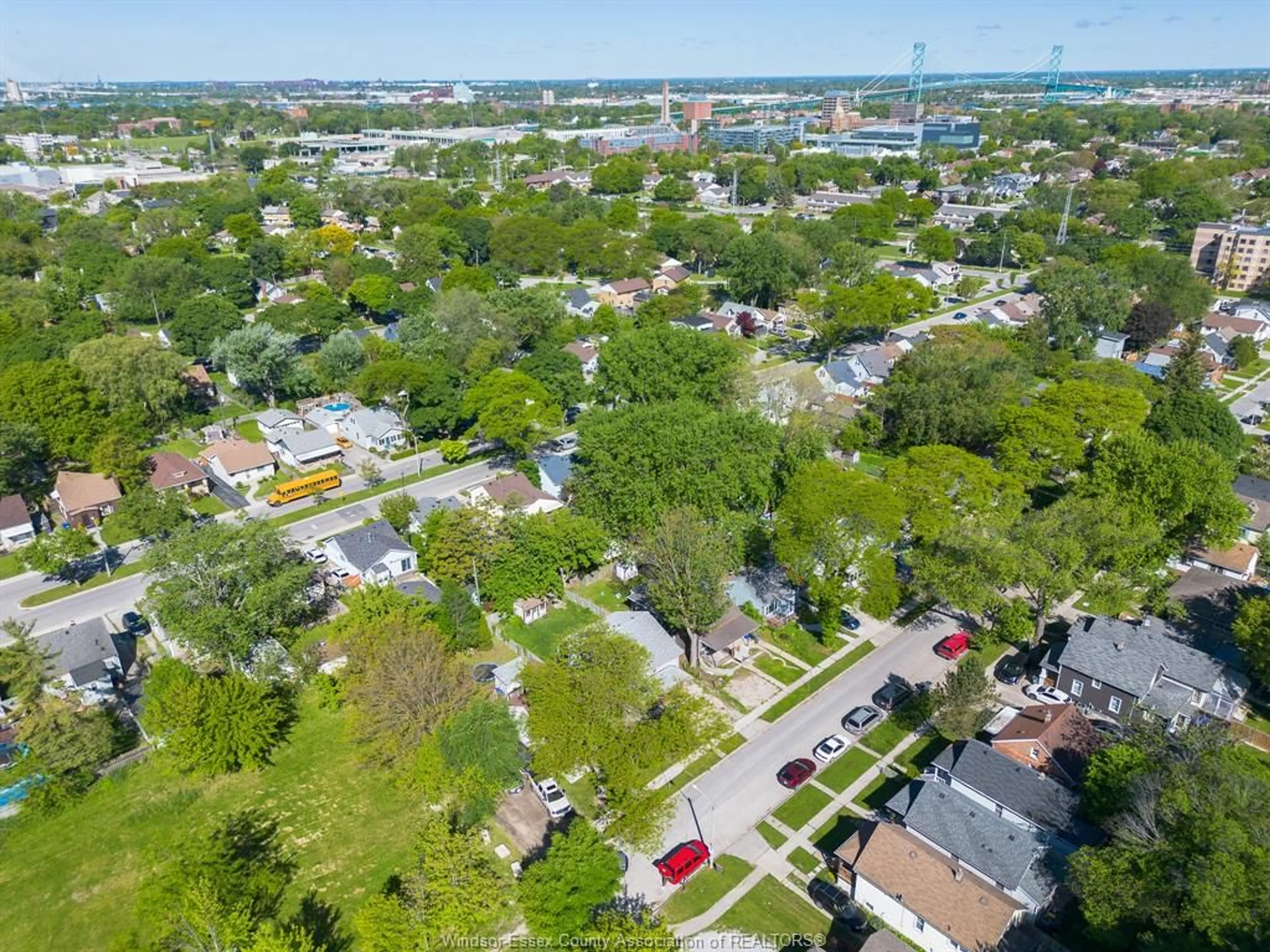 A pic from outside/outdoor area/front of a property/back of a property/a pic from drone, street for 989 BRIDGE Ave, Windsor Ontario N9B 2M9