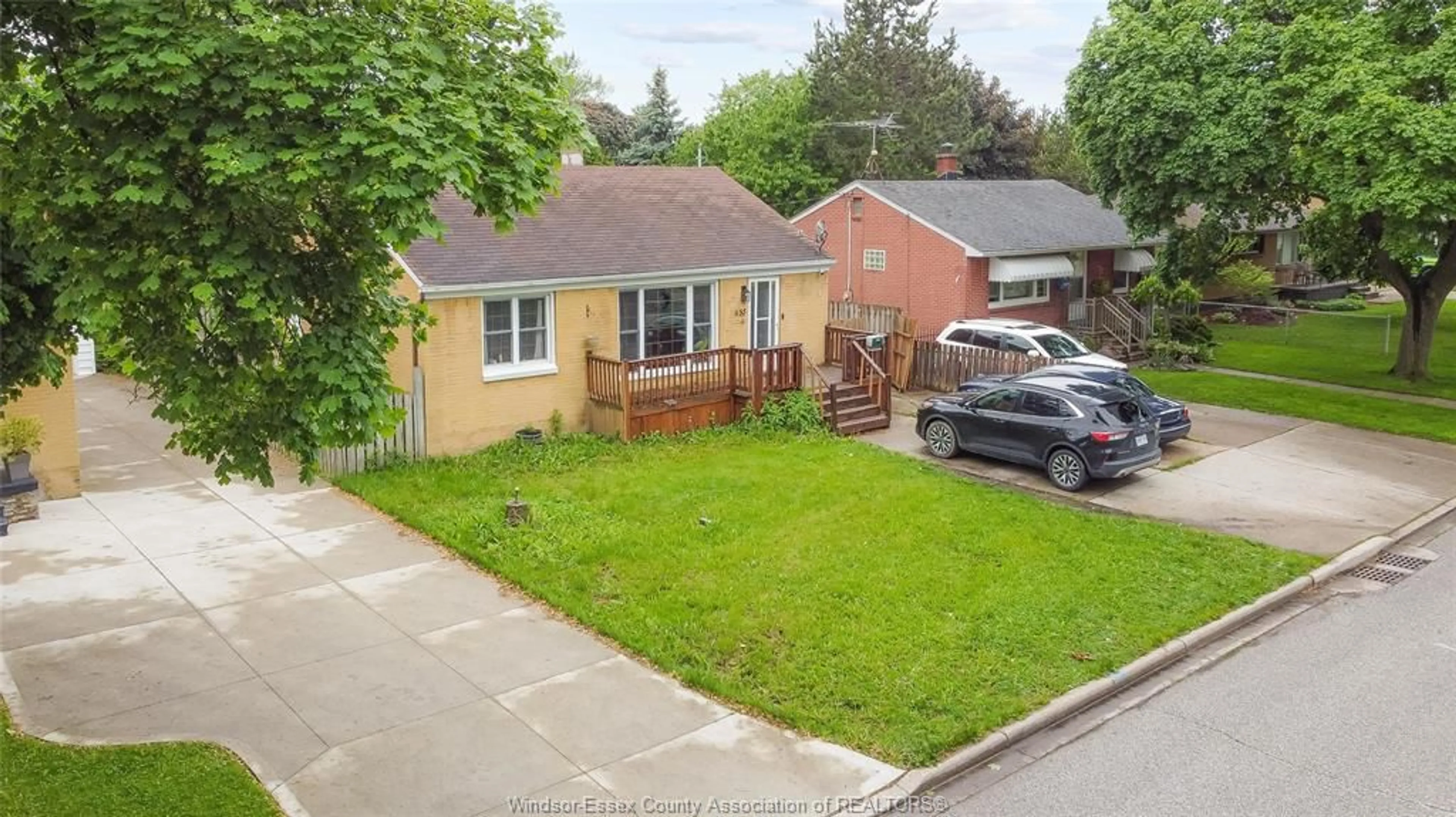 A pic from outside/outdoor area/front of a property/back of a property/a pic from drone, street for 1153 HARRISON, Windsor Ontario N9C 3J4