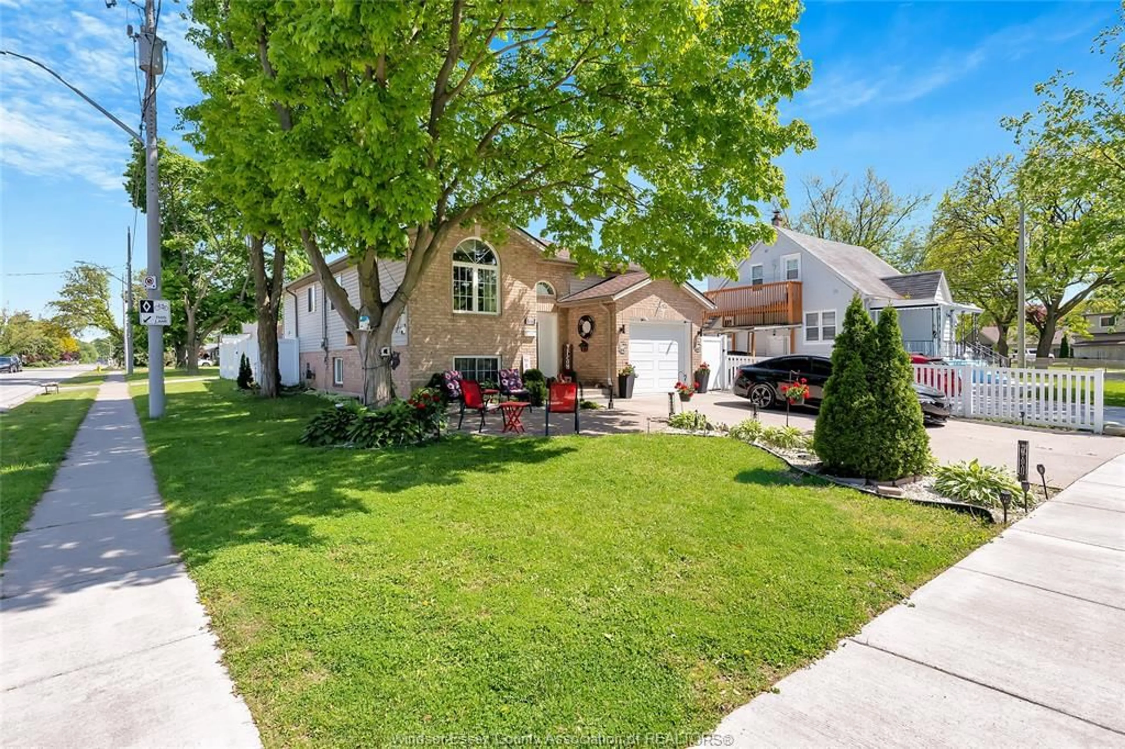 A pic from outside/outdoor area/front of a property/back of a property/a pic from drone, street for 1498 MARK, Windsor Ontario N9B 3G2