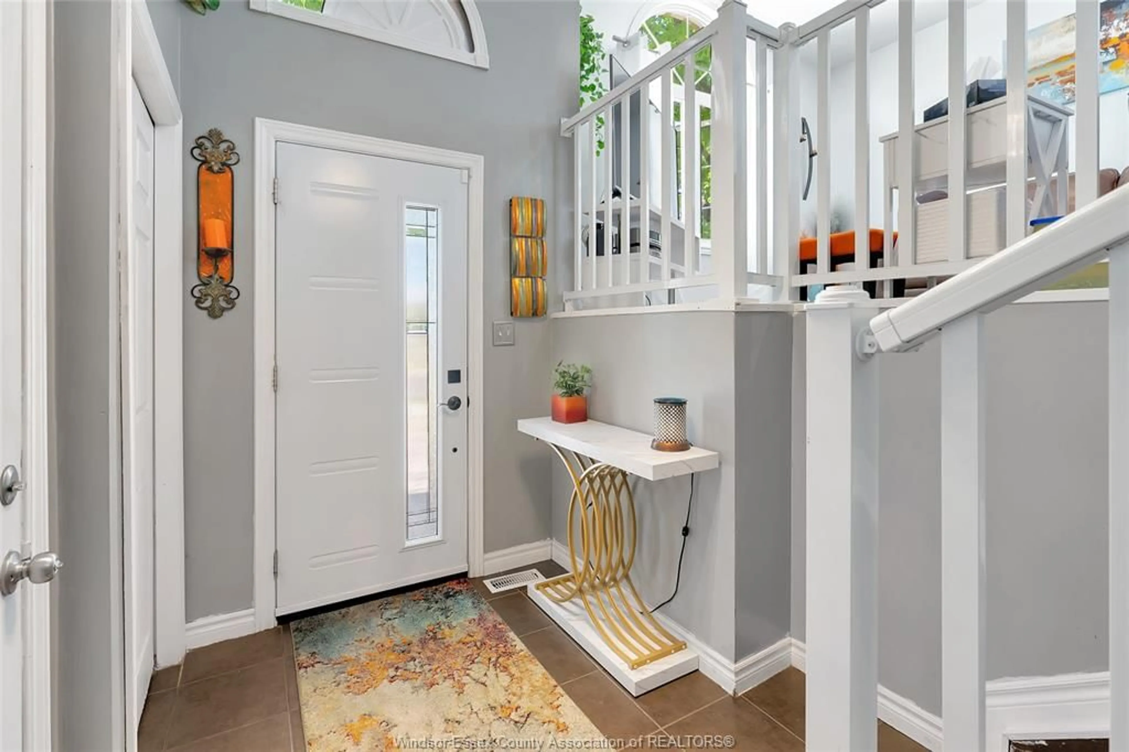 Indoor entryway for 1498 MARK, Windsor Ontario N9B 3G2