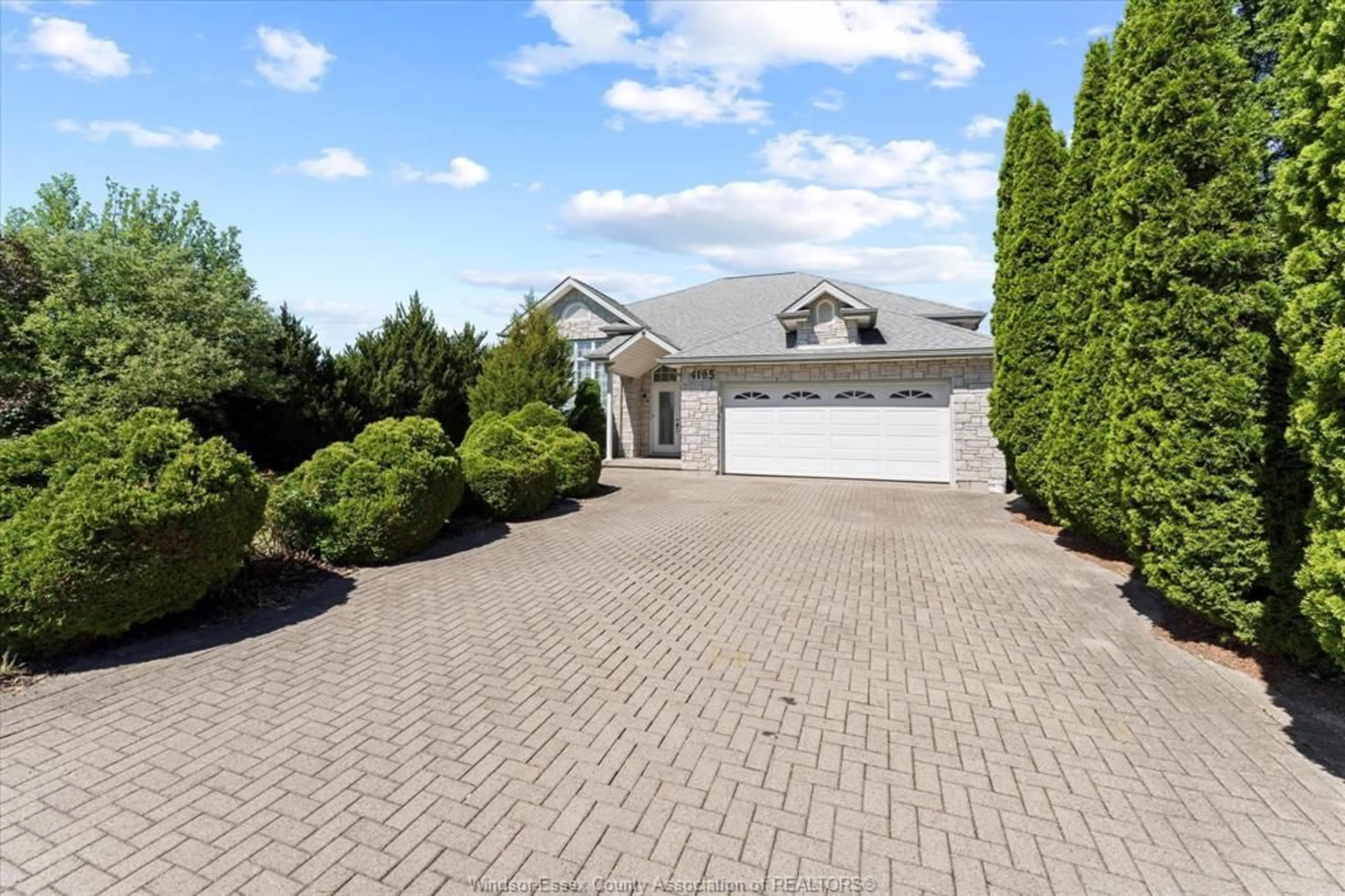 A pic from outside/outdoor area/front of a property/back of a property/a pic from drone, street for 4195 ONGARO, Windsor Ontario N9G 2V3