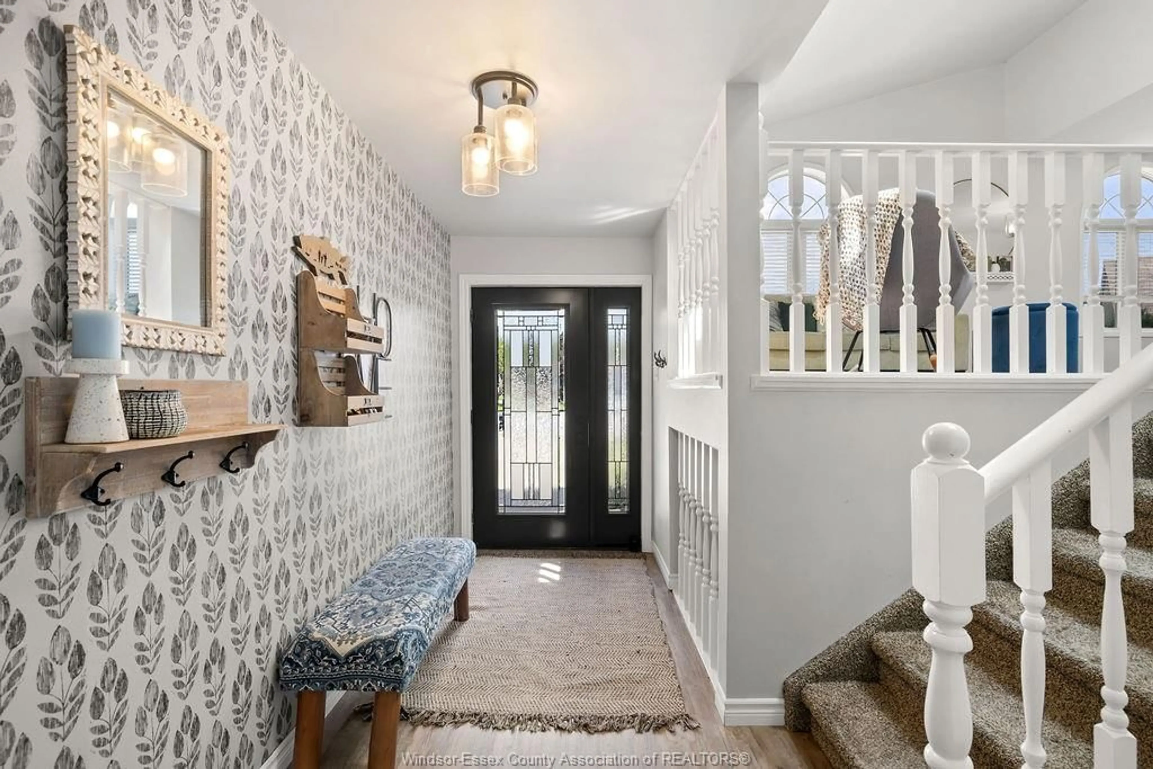 Indoor entryway for 54 QUEENSWAY St, Essex Ontario N8M 3C3