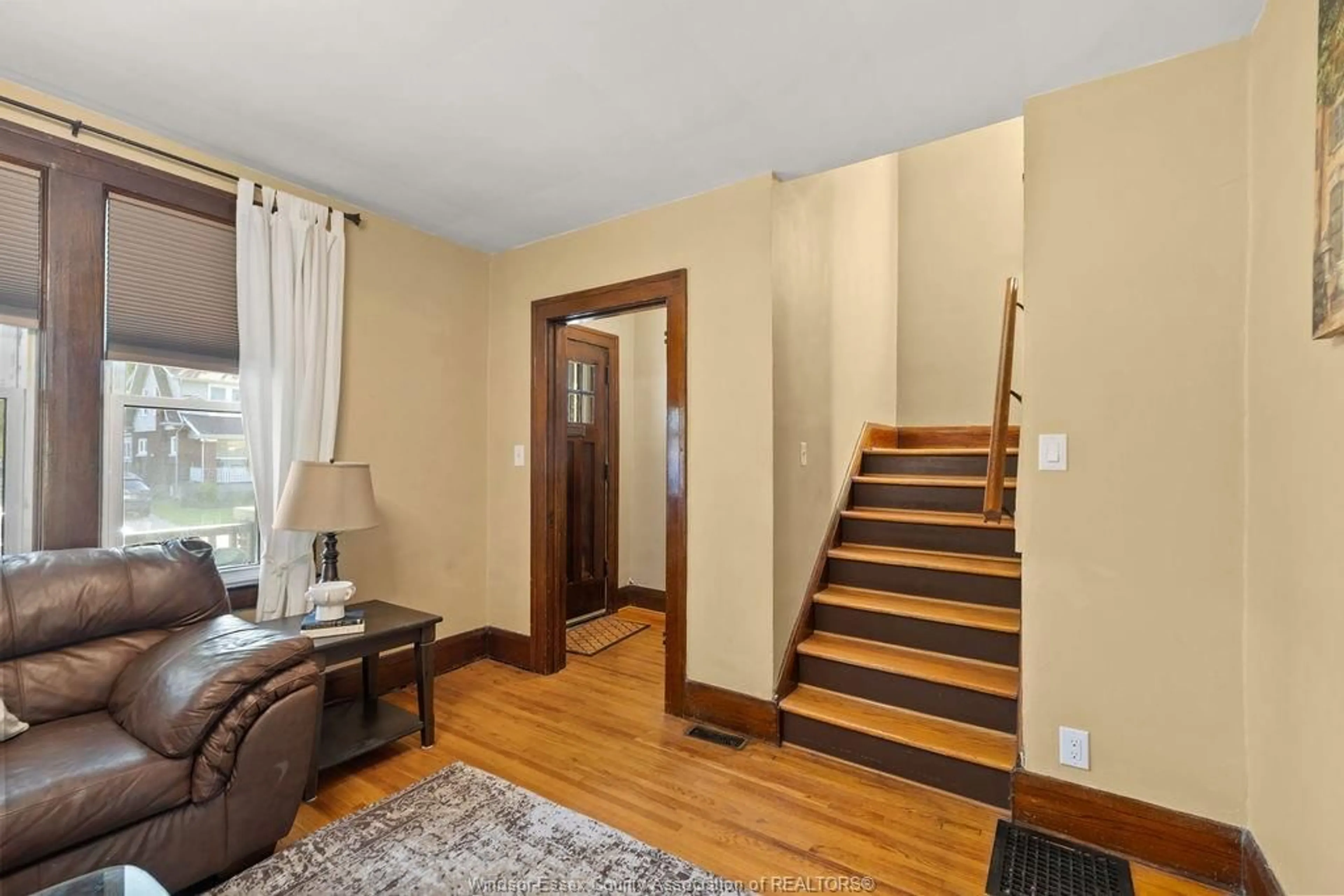 Indoor foyer for 994 LAWRENCE Rd, Windsor Ontario N8Y 3Z8
