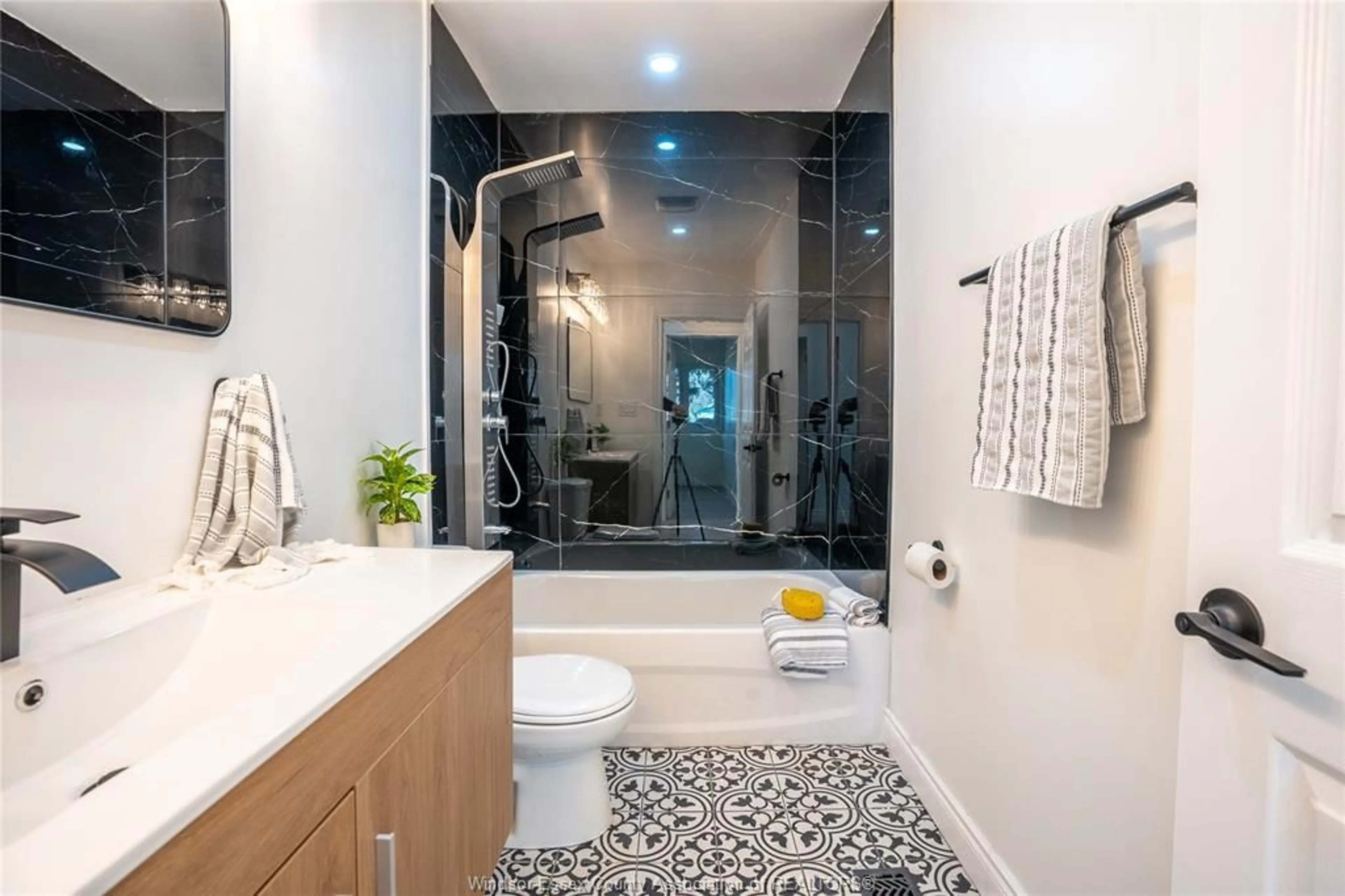 Contemporary bathroom, ceramic/tile floor for 416 INDIAN CREEK Rd, Chatham Ontario N7M 2E2