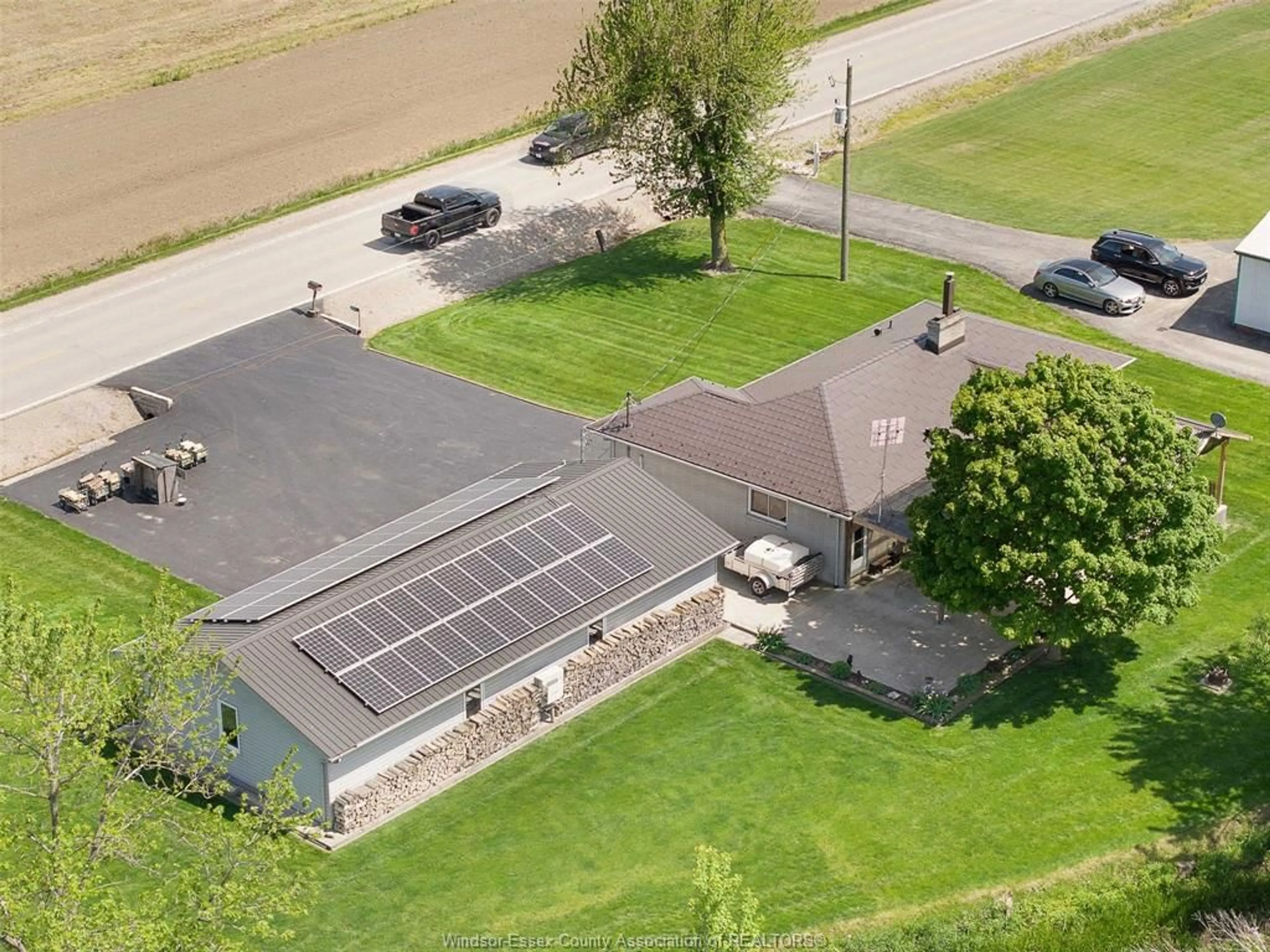 A pic from outside/outdoor area/front of a property/back of a property/a pic from drone, building for 4831 11TH CONCESSION, Tecumseh Ontario N0R 1K0
