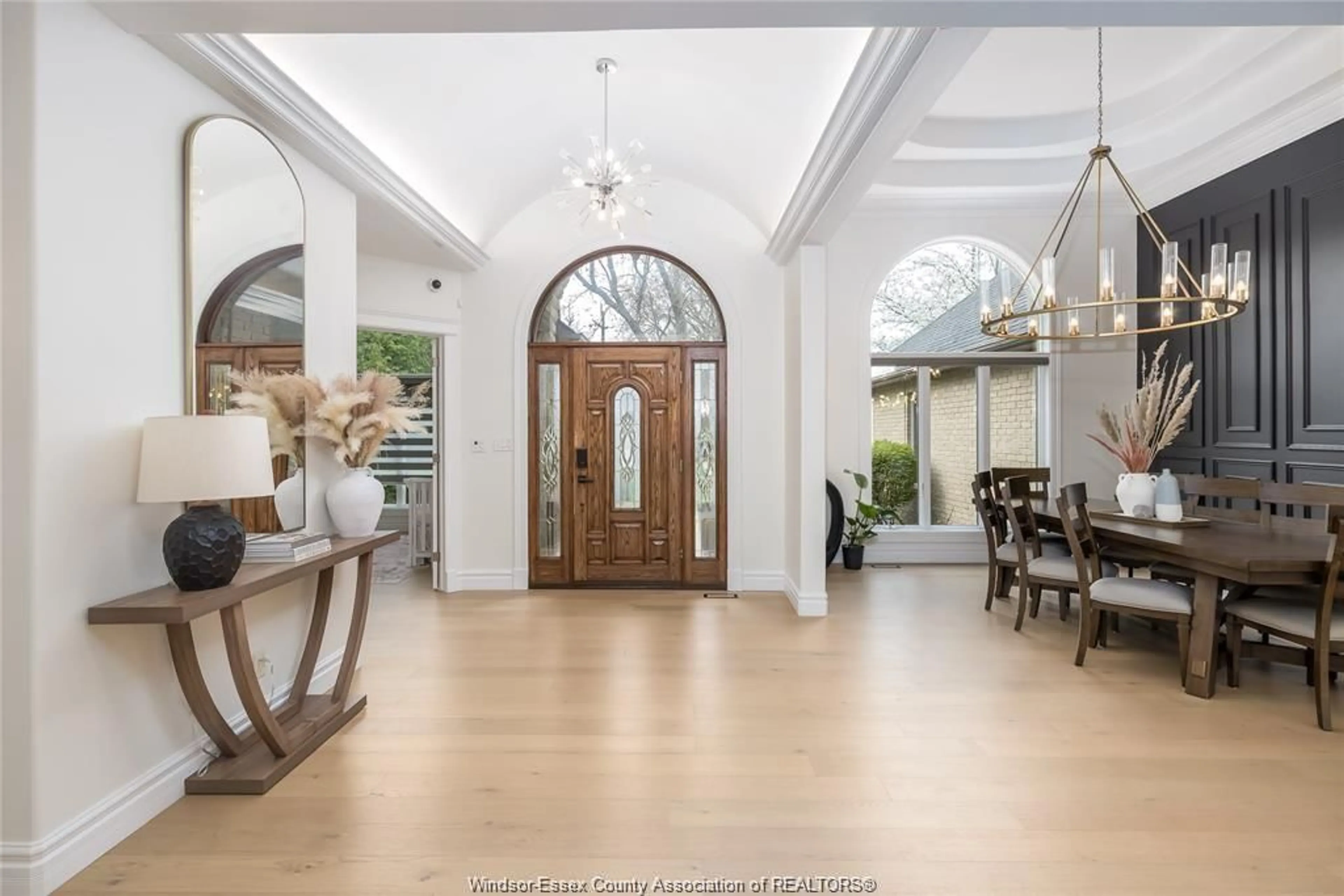 Indoor entryway for 12471 RIVERSIDE Dr, Tecumseh Ontario N8N 1A5