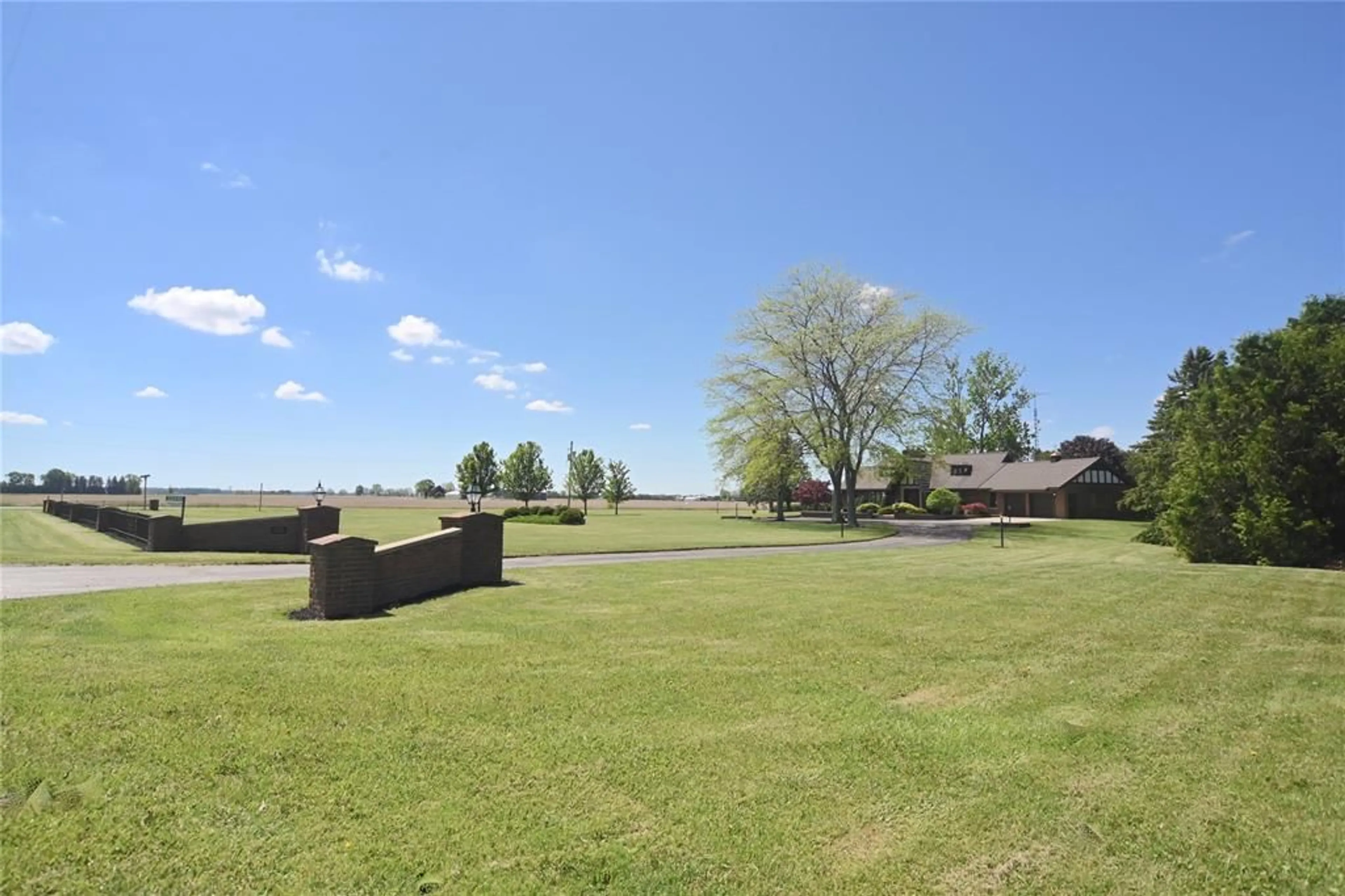 A pic from outside/outdoor area/front of a property/back of a property/a pic from drone, mountain view for 22410 Victoria Rd, Thamesville Ontario N0P 2K0