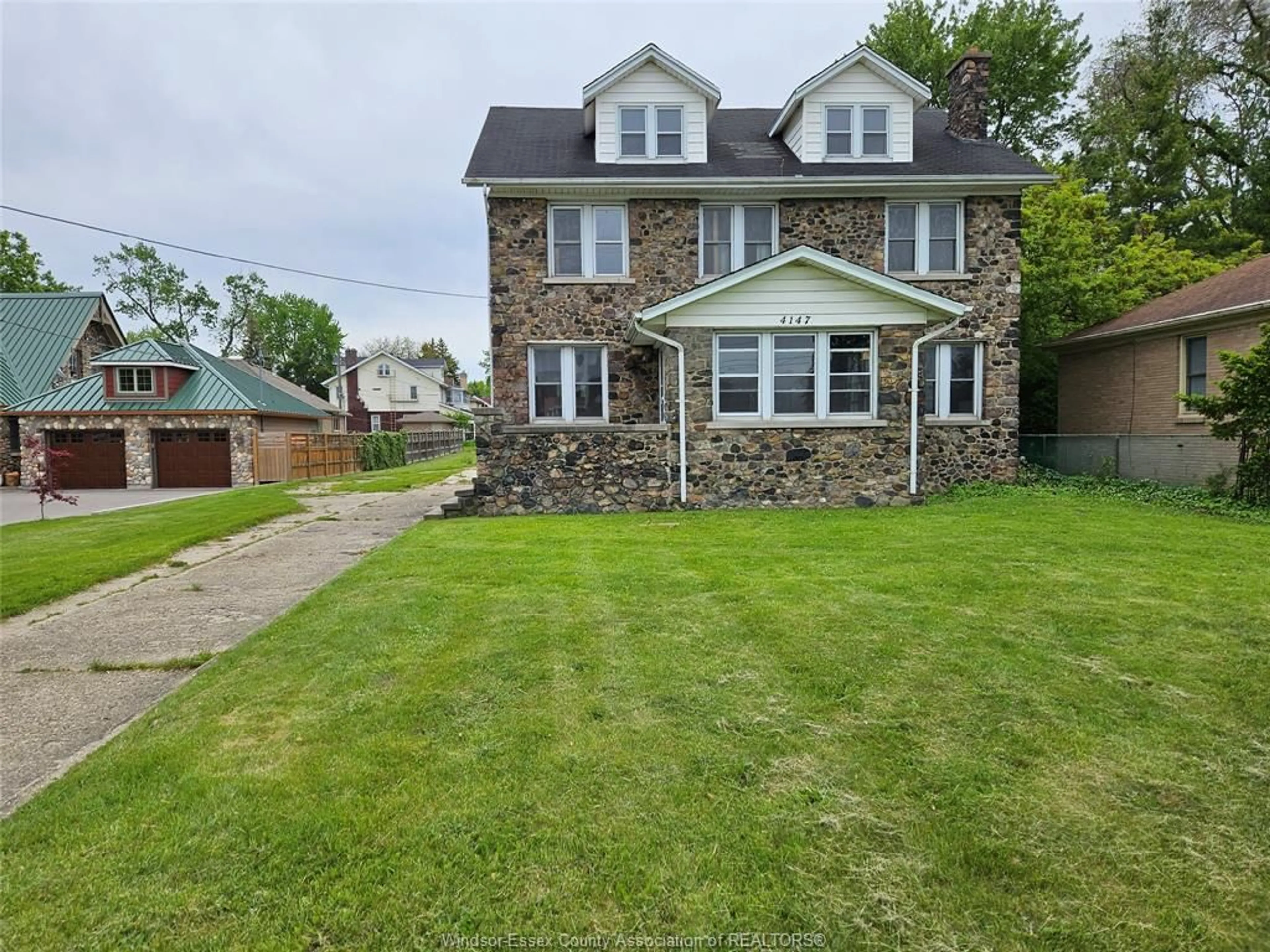 A pic from outside/outdoor area/front of a property/back of a property/a pic from drone, street for 4147 RIVERSIDE Dr, Windsor Ontario N8Y 1B4