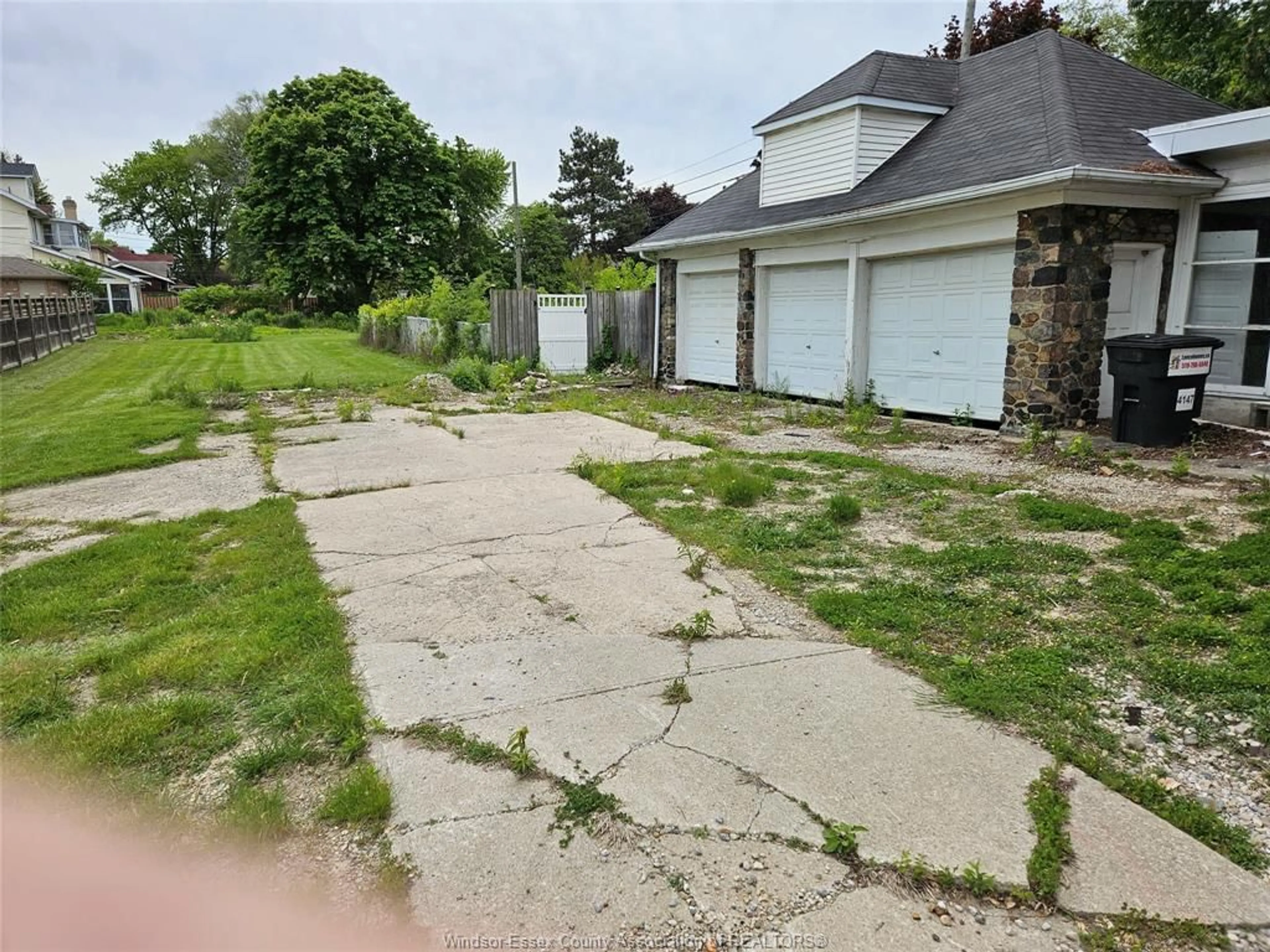 A pic from outside/outdoor area/front of a property/back of a property/a pic from drone, street for 4147 RIVERSIDE Dr, Windsor Ontario N8Y 1B4