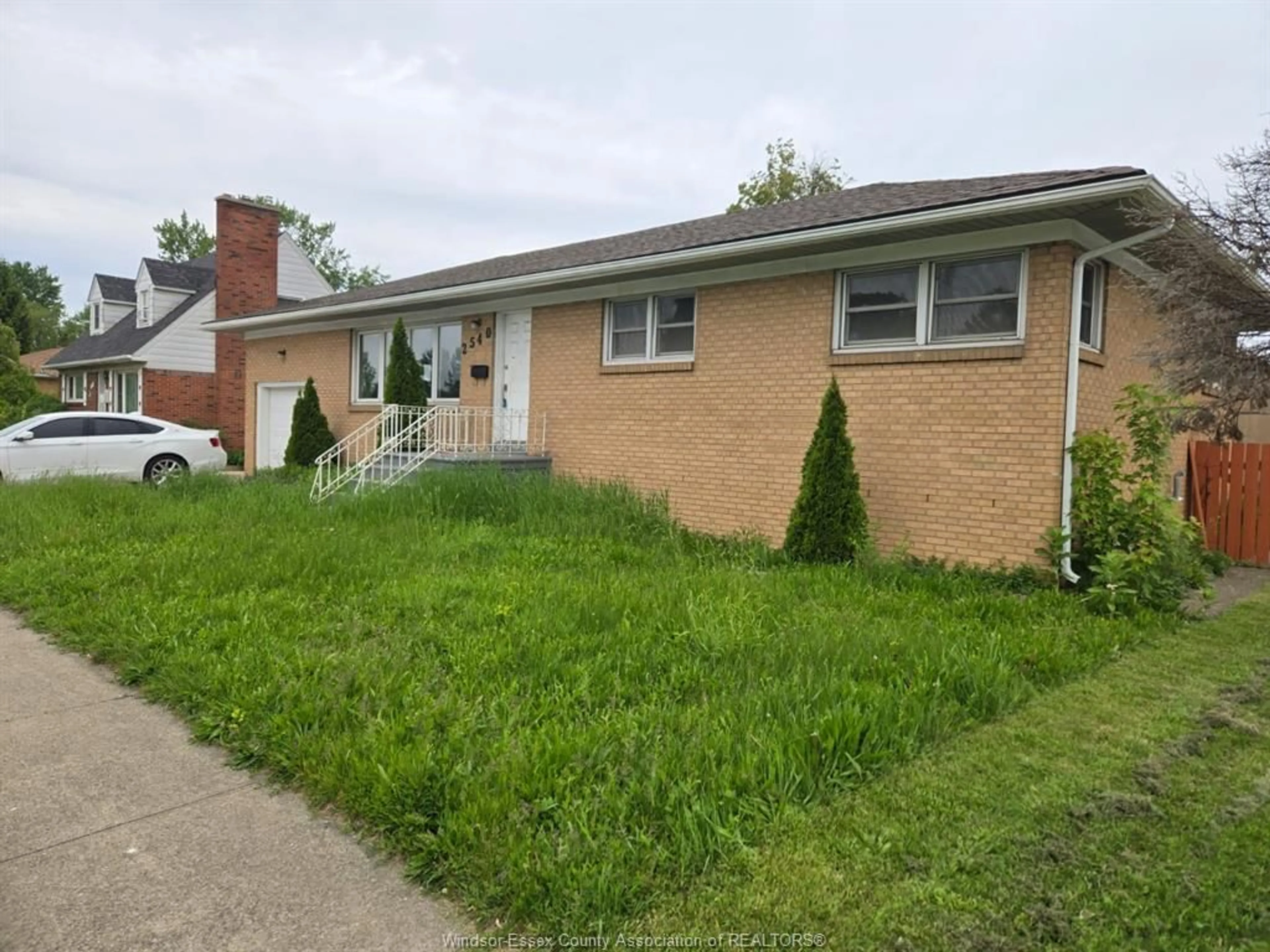 Unknown for 2540 DOMINION Blvd, Windsor Ontario N9E 2M4