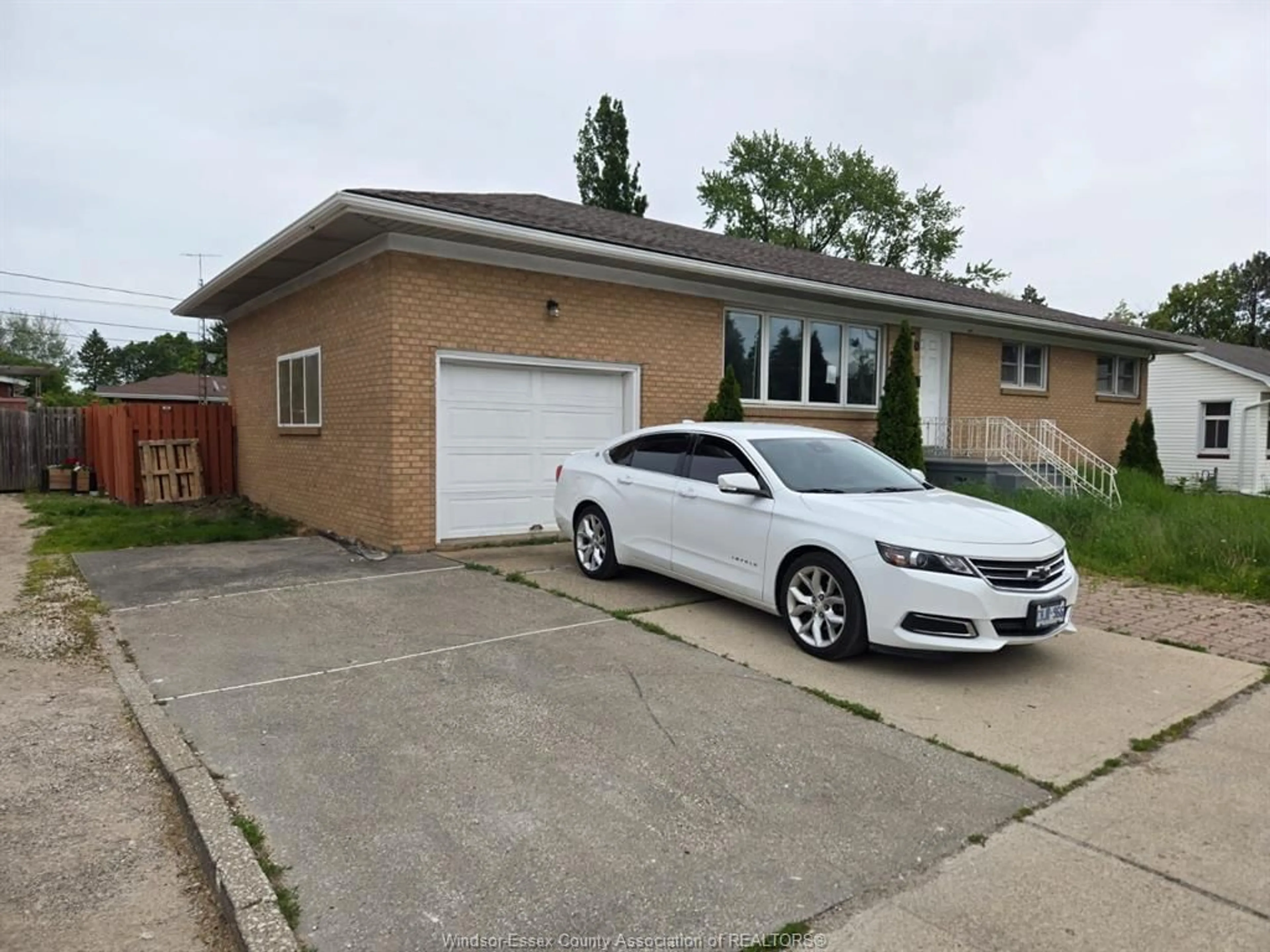 Unknown for 2540 DOMINION Blvd, Windsor Ontario N9E 2M4