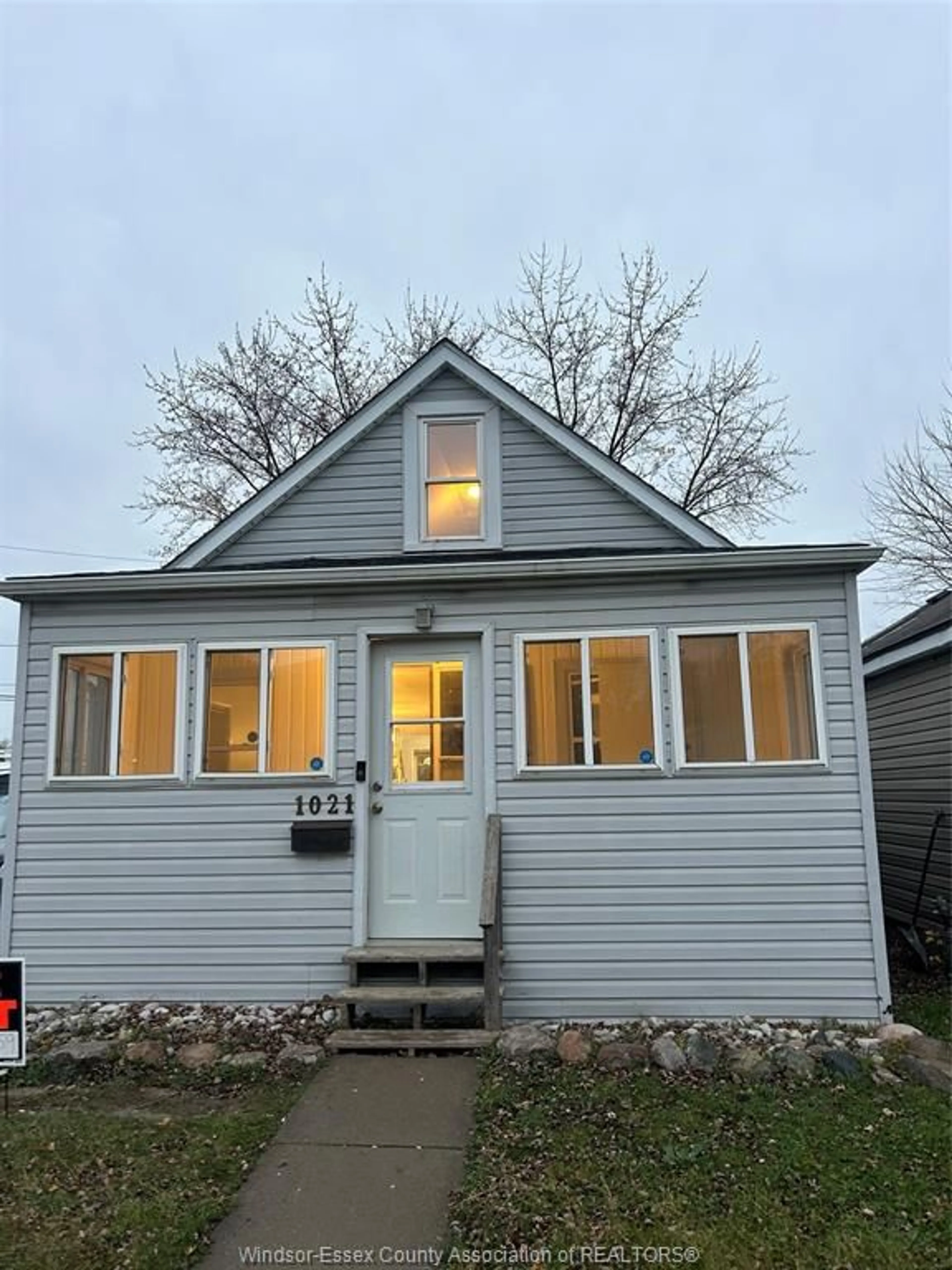 Home with vinyl exterior material, street for 1021 CALIFORNIA Ave, Windsor Ontario N9B 2Z5