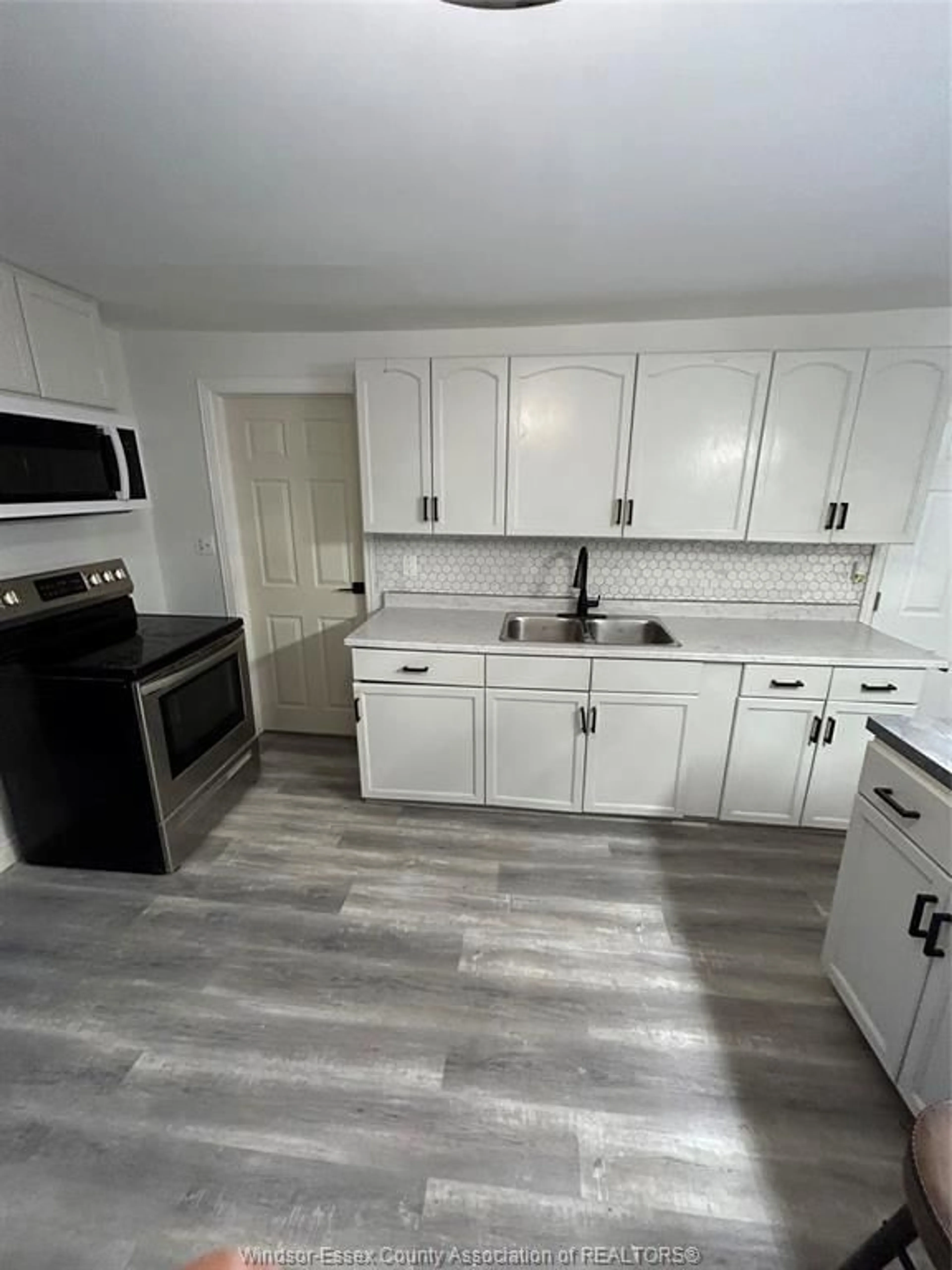 Standard kitchen, unknown for 1021 CALIFORNIA Ave, Windsor Ontario N9B 2Z5