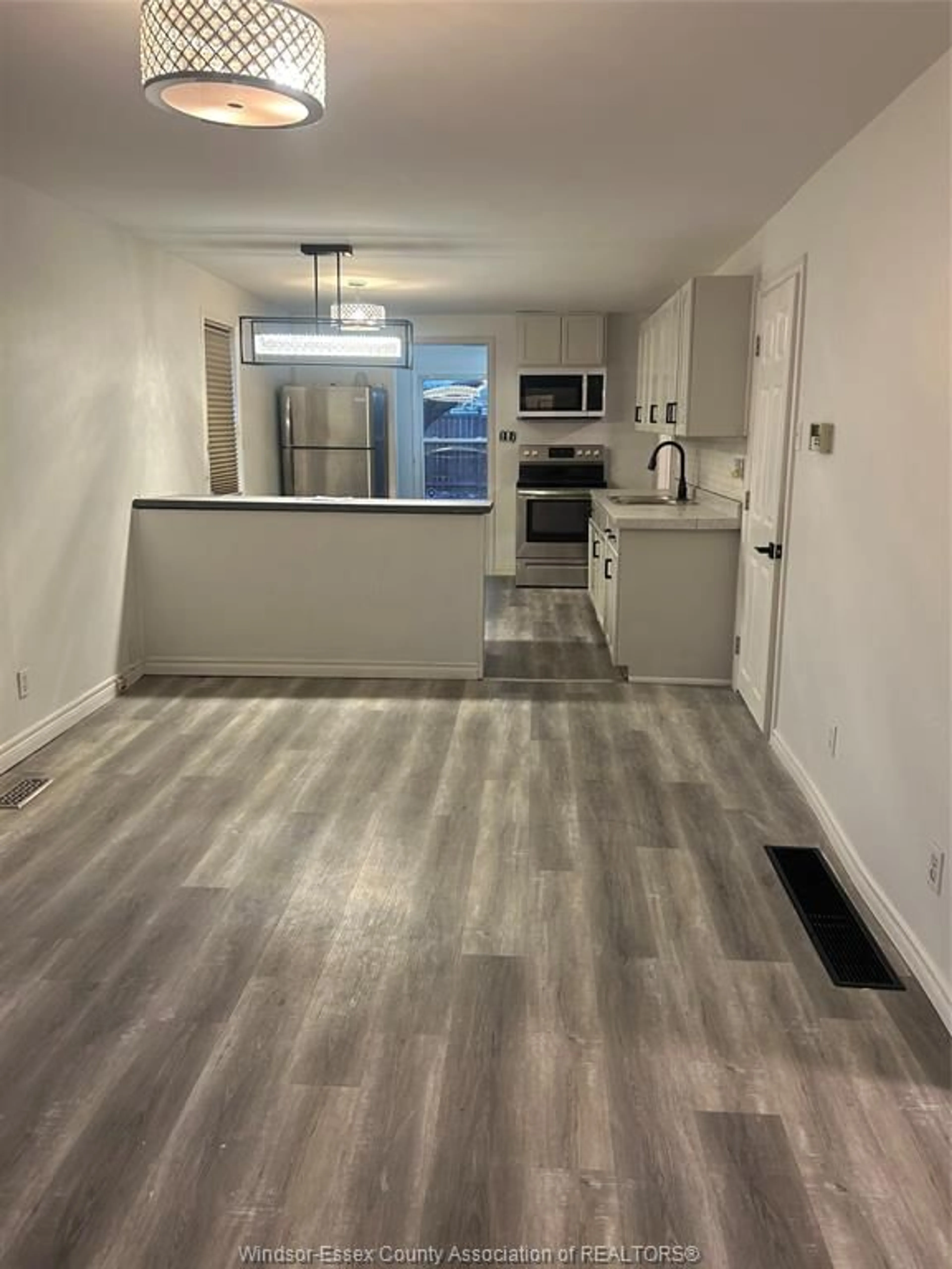 A pic of a room for 1021 CALIFORNIA Ave, Windsor Ontario N9B 2Z5