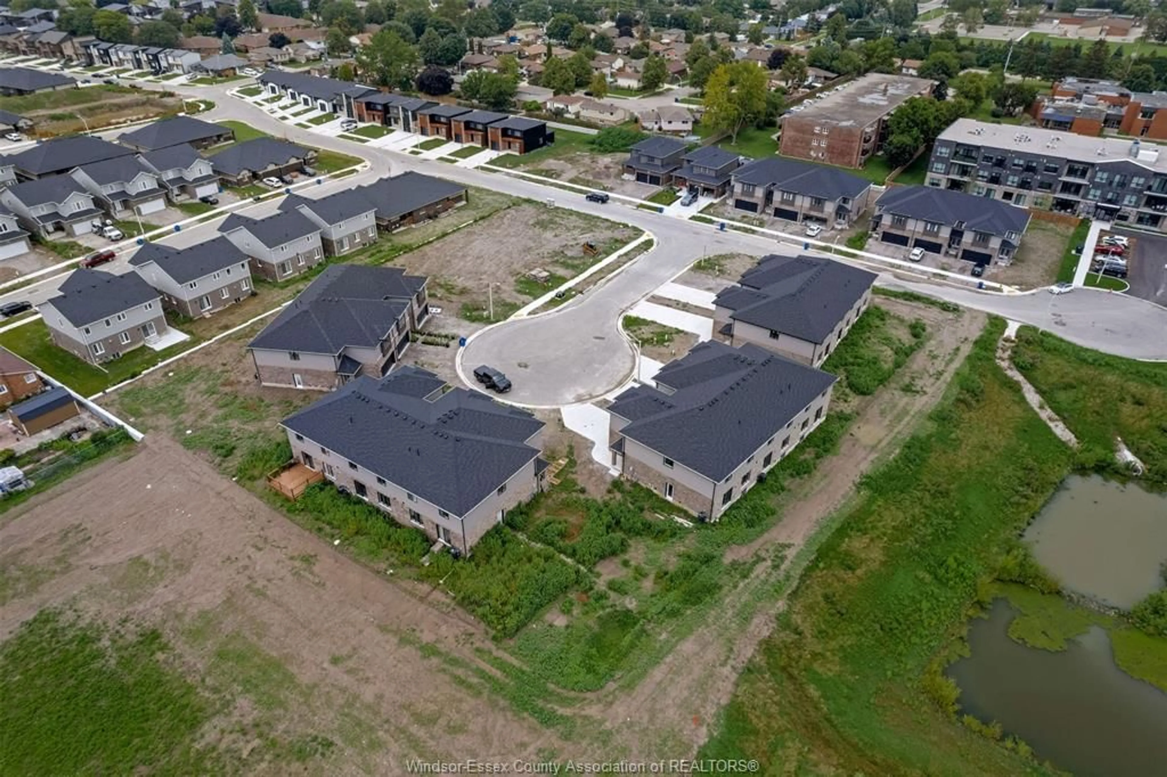 A pic from outside/outdoor area/front of a property/back of a property/a pic from drone, street for 20 BETTY Crt, Chatham Ontario N7M 1C4