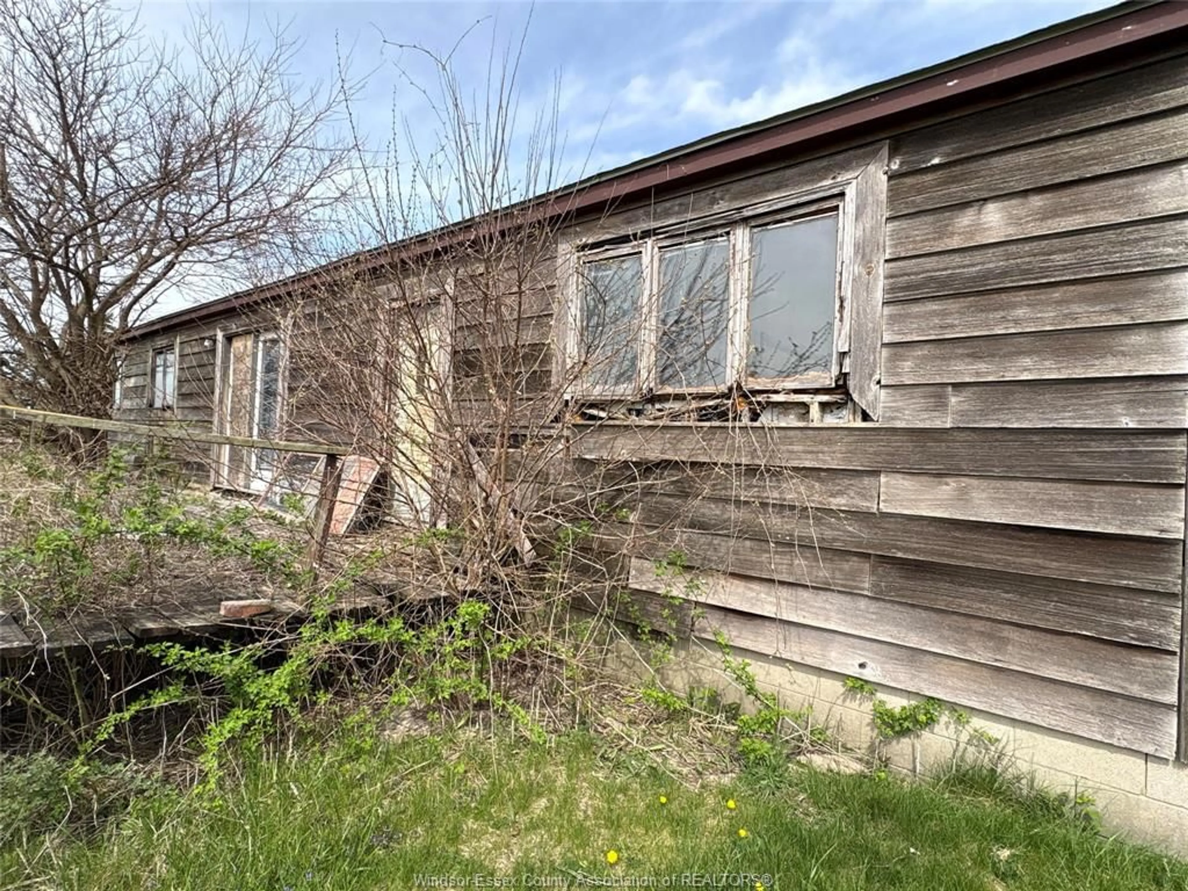 A pic from outside/outdoor area/front of a property/back of a property/a pic from drone, building for 3965 North Malden Rd, Essex Ontario N8M 2X6