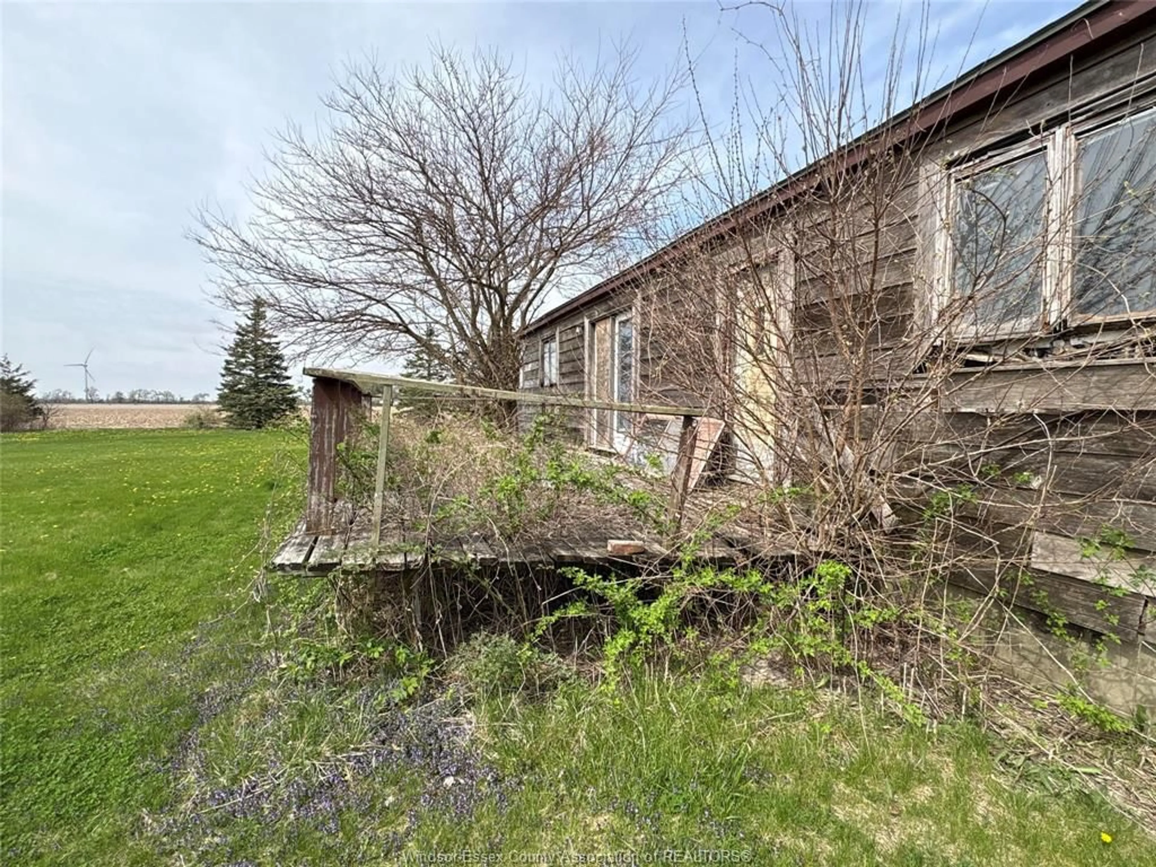 A pic from outside/outdoor area/front of a property/back of a property/a pic from drone, building for 3965 North Malden Rd, Essex Ontario N8M 2X6