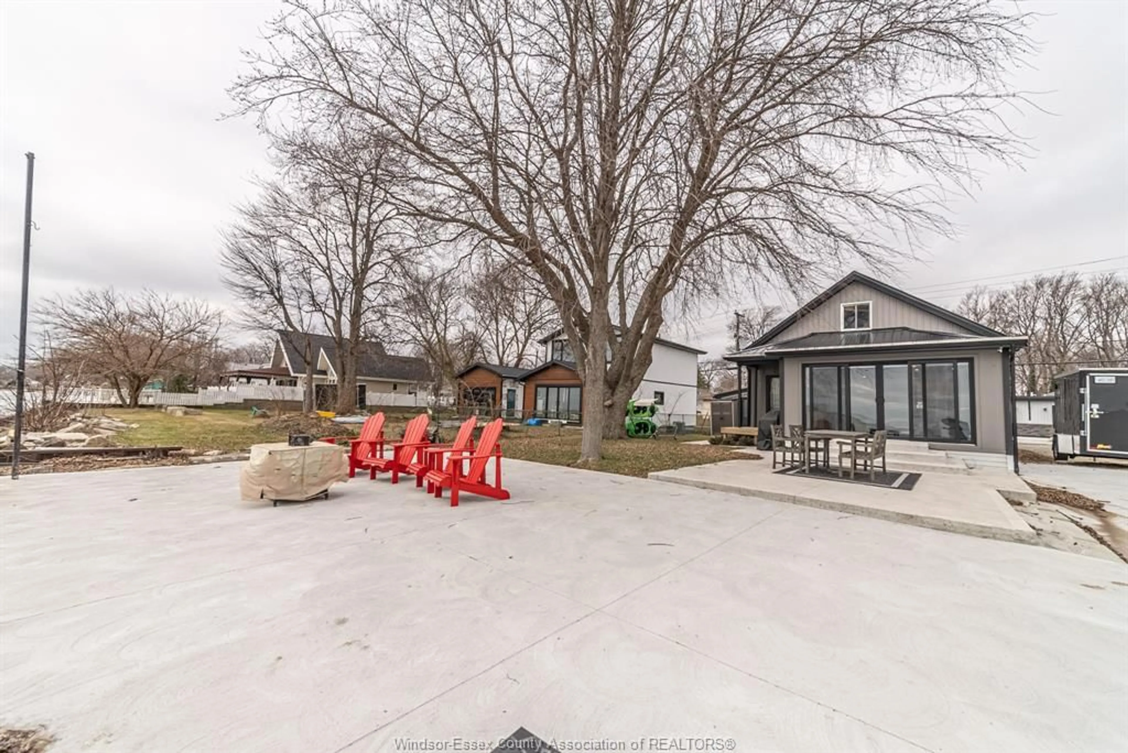 A pic from outside/outdoor area/front of a property/back of a property/a pic from drone, street for 551 HERITAGE Rd, Kingsville Ontario N9Y 3A9