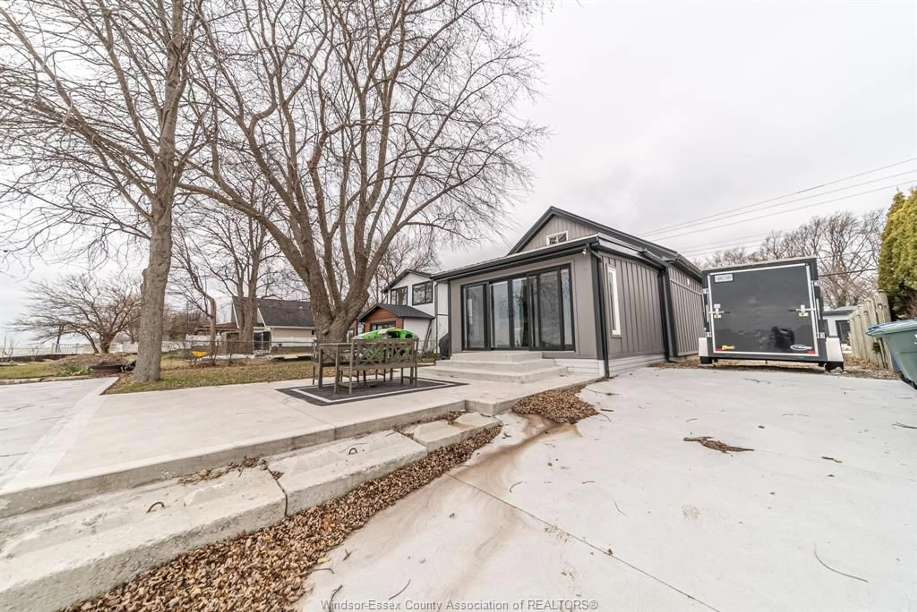 A pic from outside/outdoor area/front of a property/back of a property/a pic from drone, street for 551 HERITAGE Rd, Kingsville Ontario N9Y 3A9