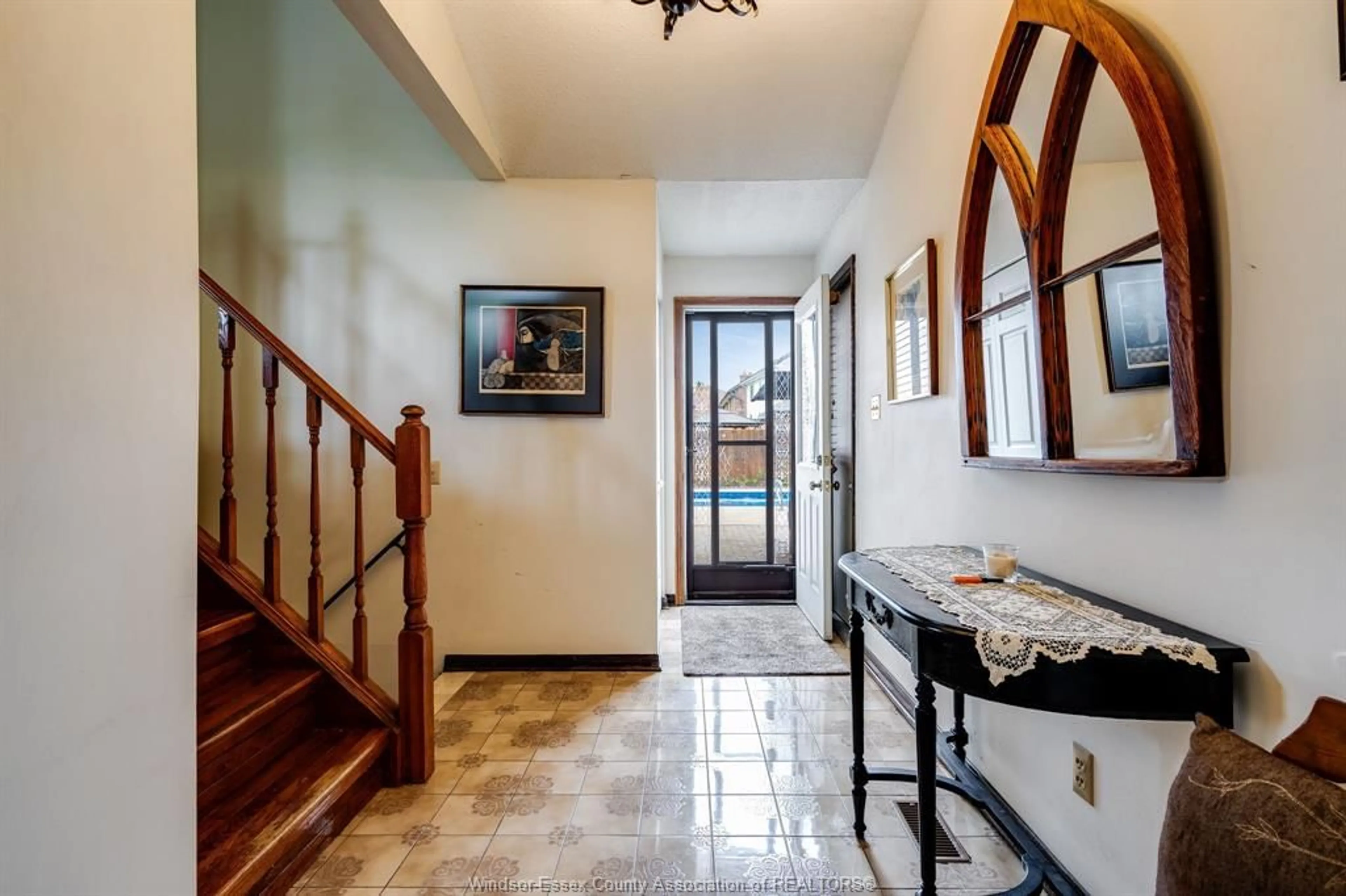 Indoor foyer for 3514 Longfellow, Windsor Ontario N9E 2L9