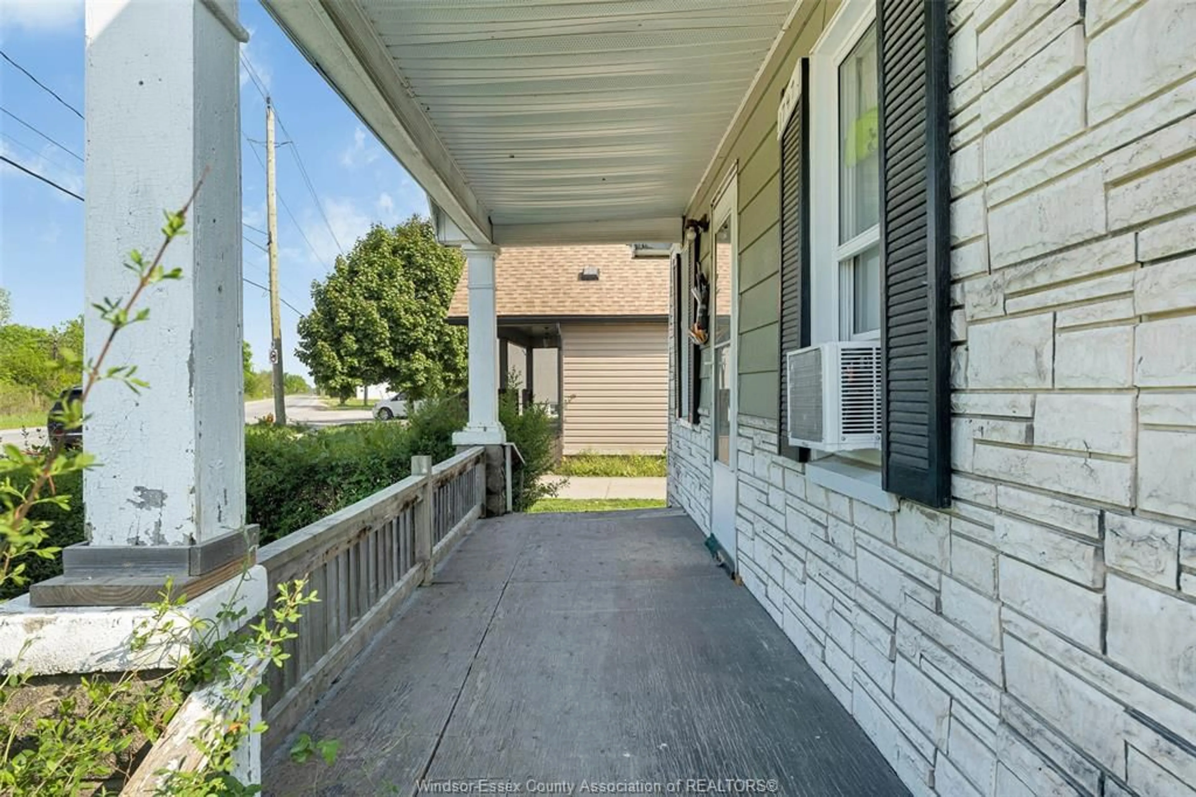 Unknown for 1747 South Cameron, Windsor Ontario N9B 3C9