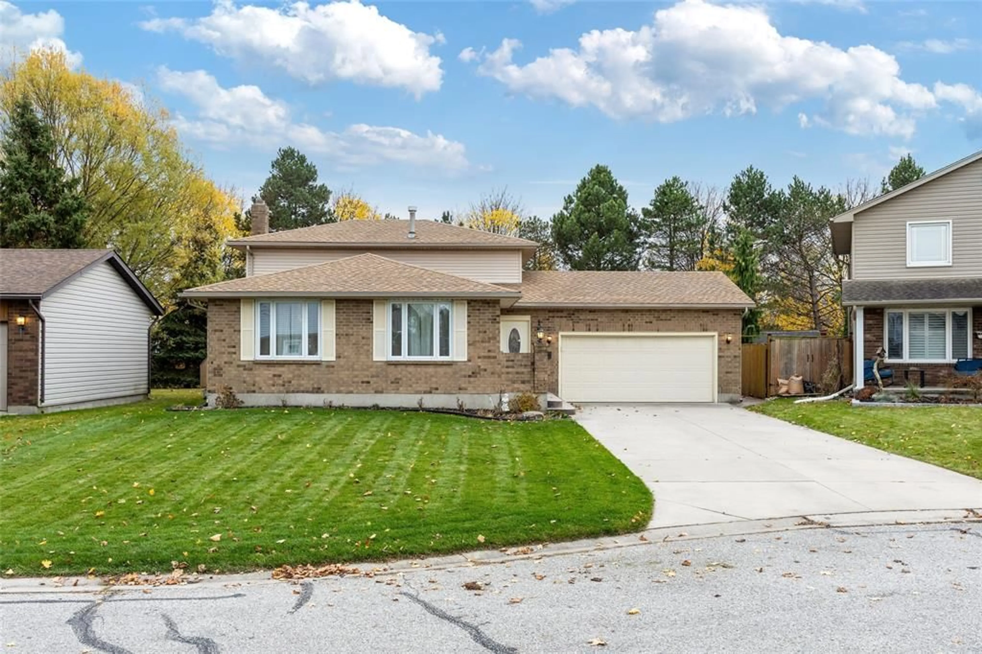 Home with brick exterior material, street for 125 CONESTOGA Dr, Sarnia Ontario N7S 5V9