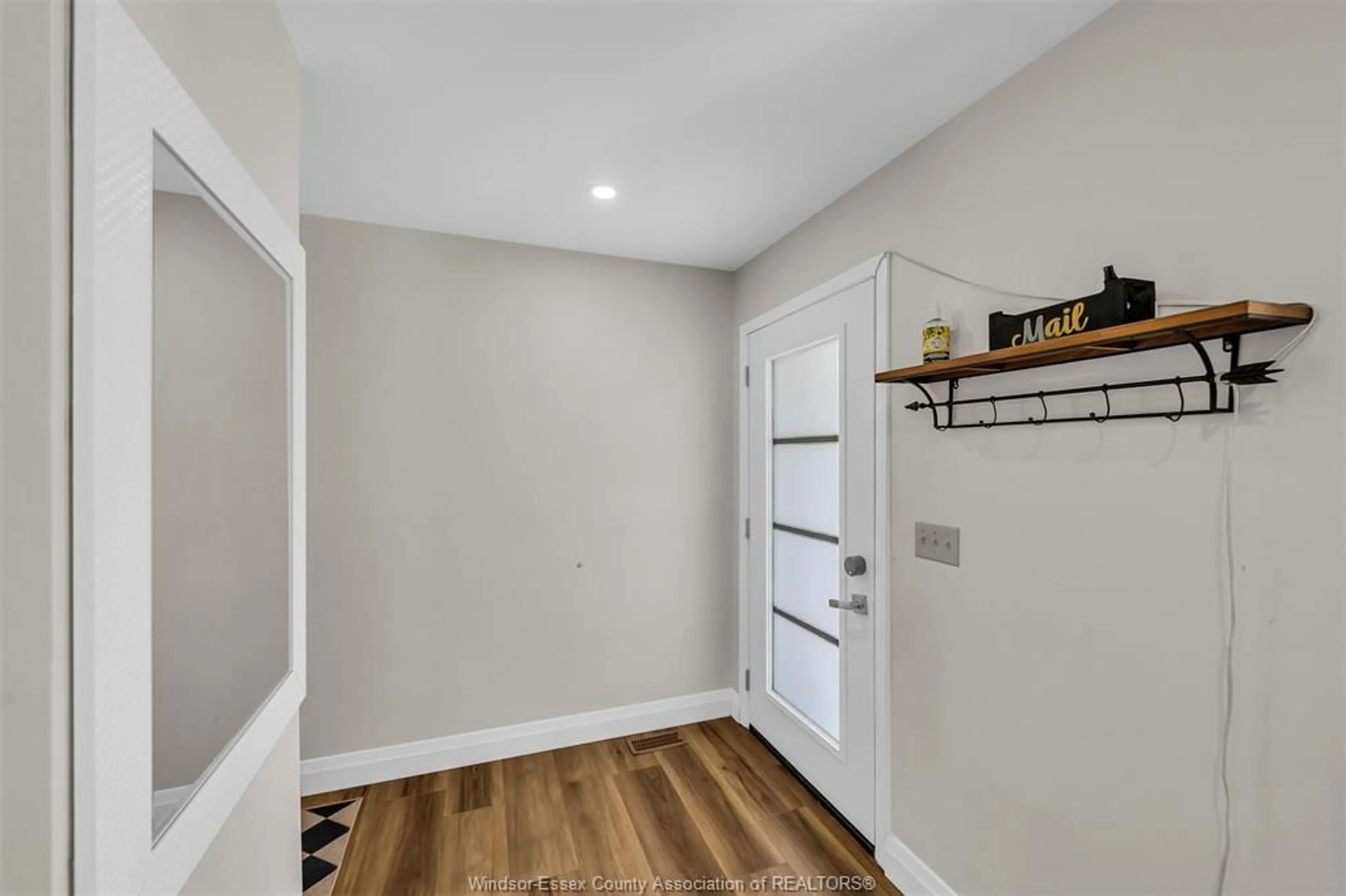 Indoor entryway for 478 BENETEAU Dr, Amherstburg Ontario N9V 3R3