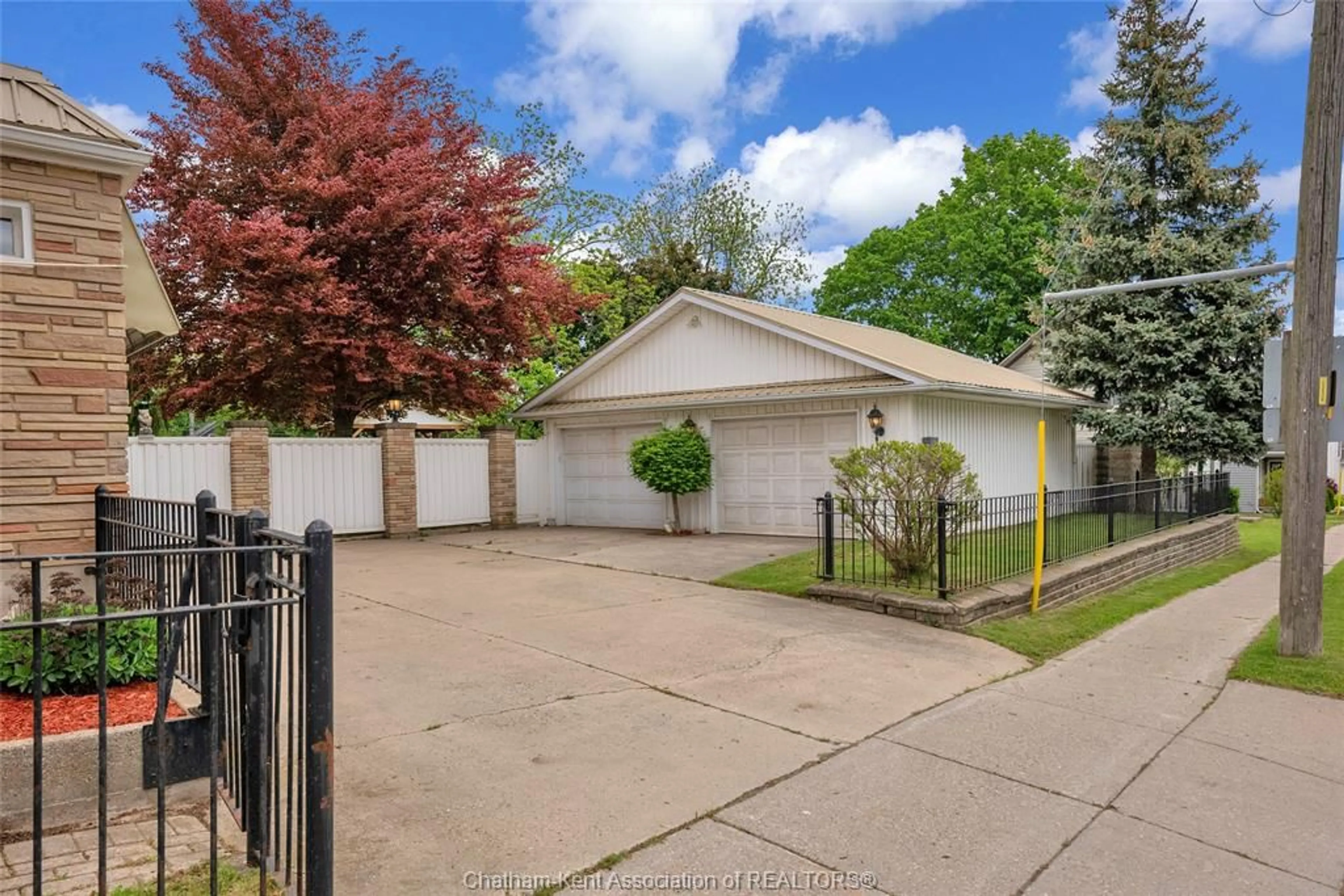 A pic from outside/outdoor area/front of a property/back of a property/a pic from drone, street for 7 CHATHAM St, Blenheim Ontario N0P 1A0