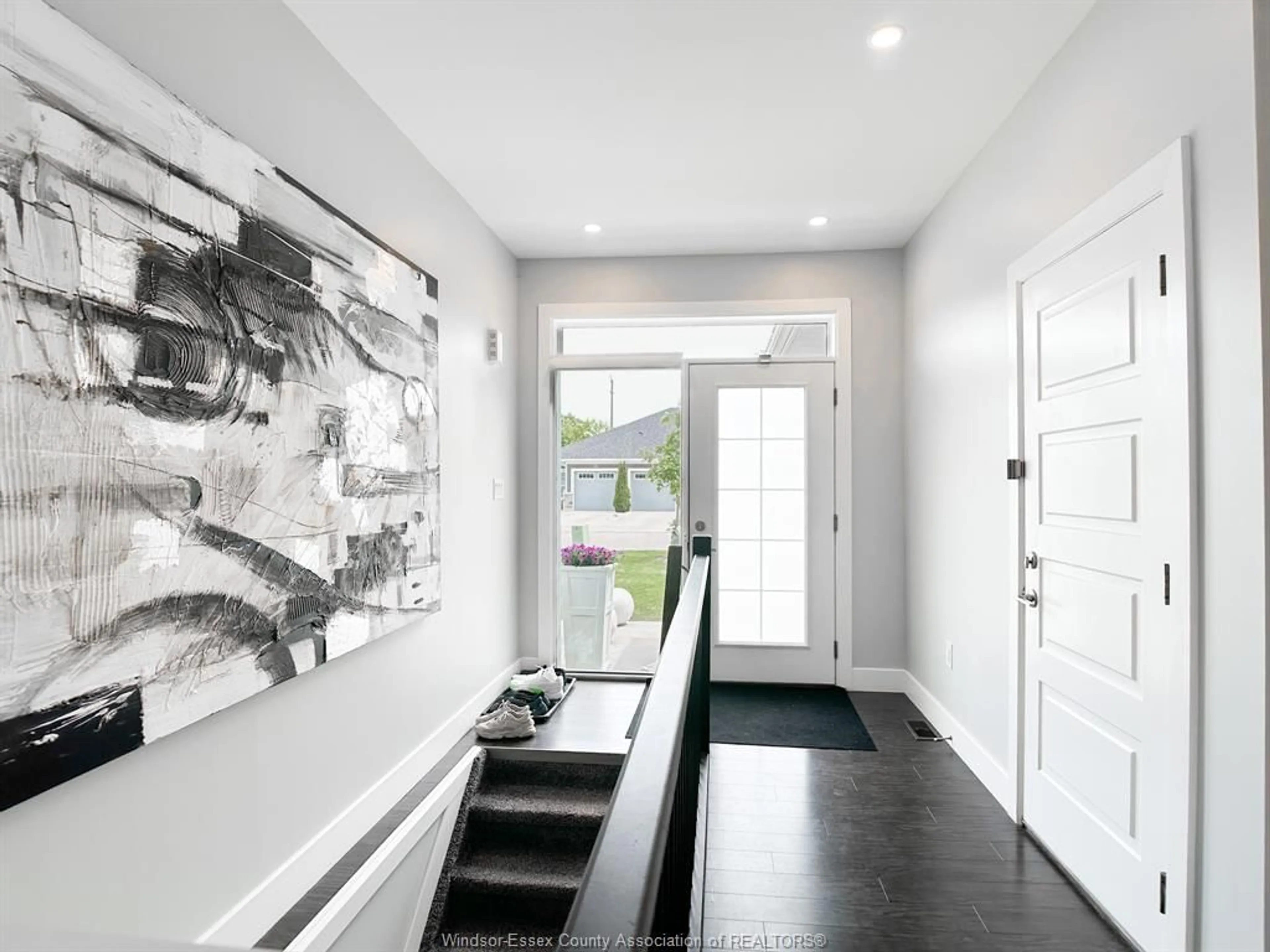 Indoor entryway for 1935 ETHAN, Windsor Ontario N8T 1G1