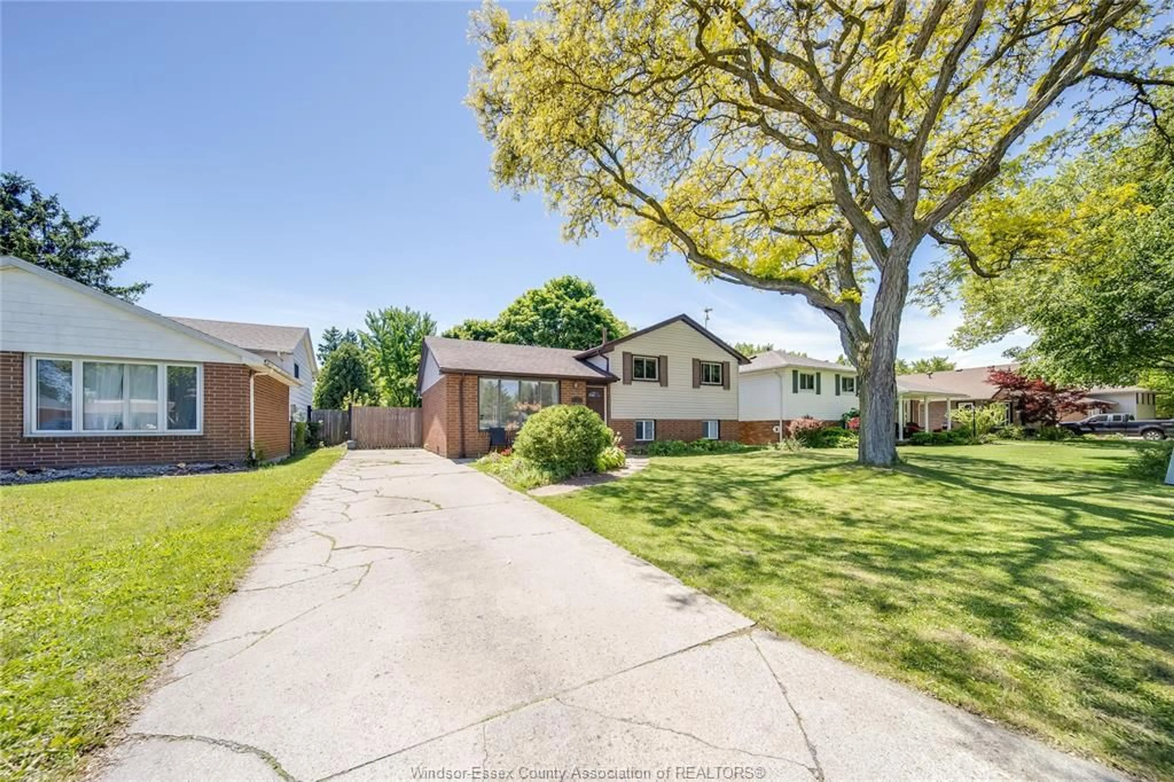 A pic from outside/outdoor area/front of a property/back of a property/a pic from drone, street for 3175 WACHNA, Windsor Ontario N8T 1Z9