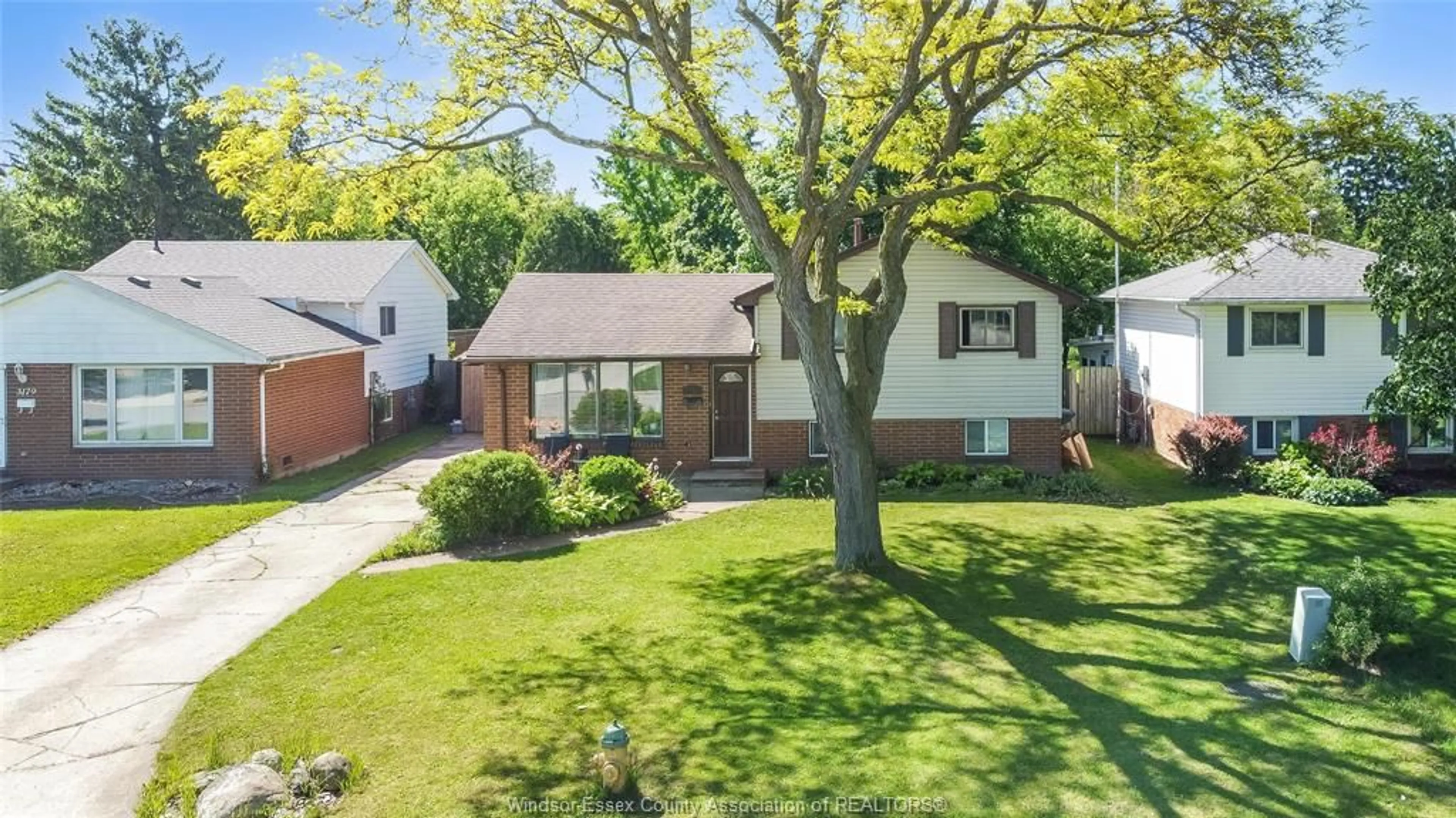 A pic from outside/outdoor area/front of a property/back of a property/a pic from drone, street for 3175 WACHNA, Windsor Ontario N8T 1Z9