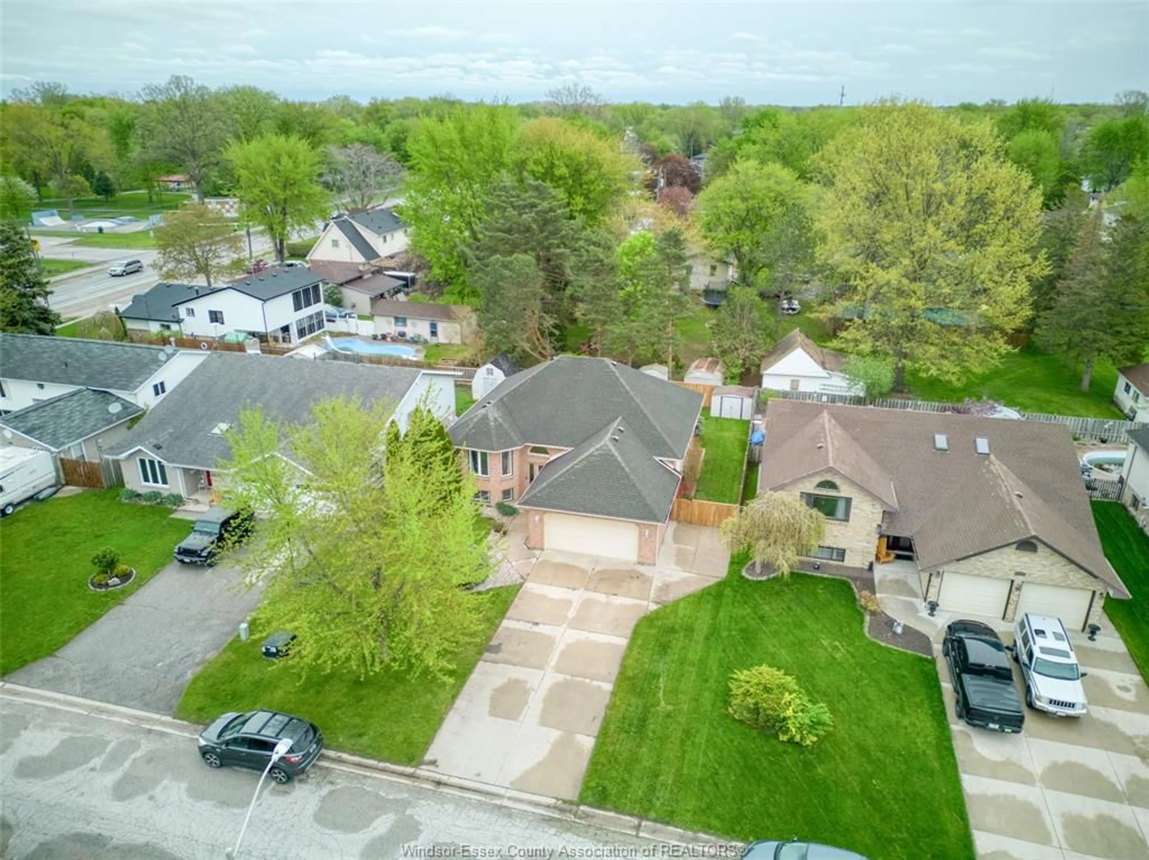 A pic from outside/outdoor area/front of a property/back of a property/a pic from drone, street for 206 MAPLEWOOD Dr, Lakeshore Ontario N8L 1C2