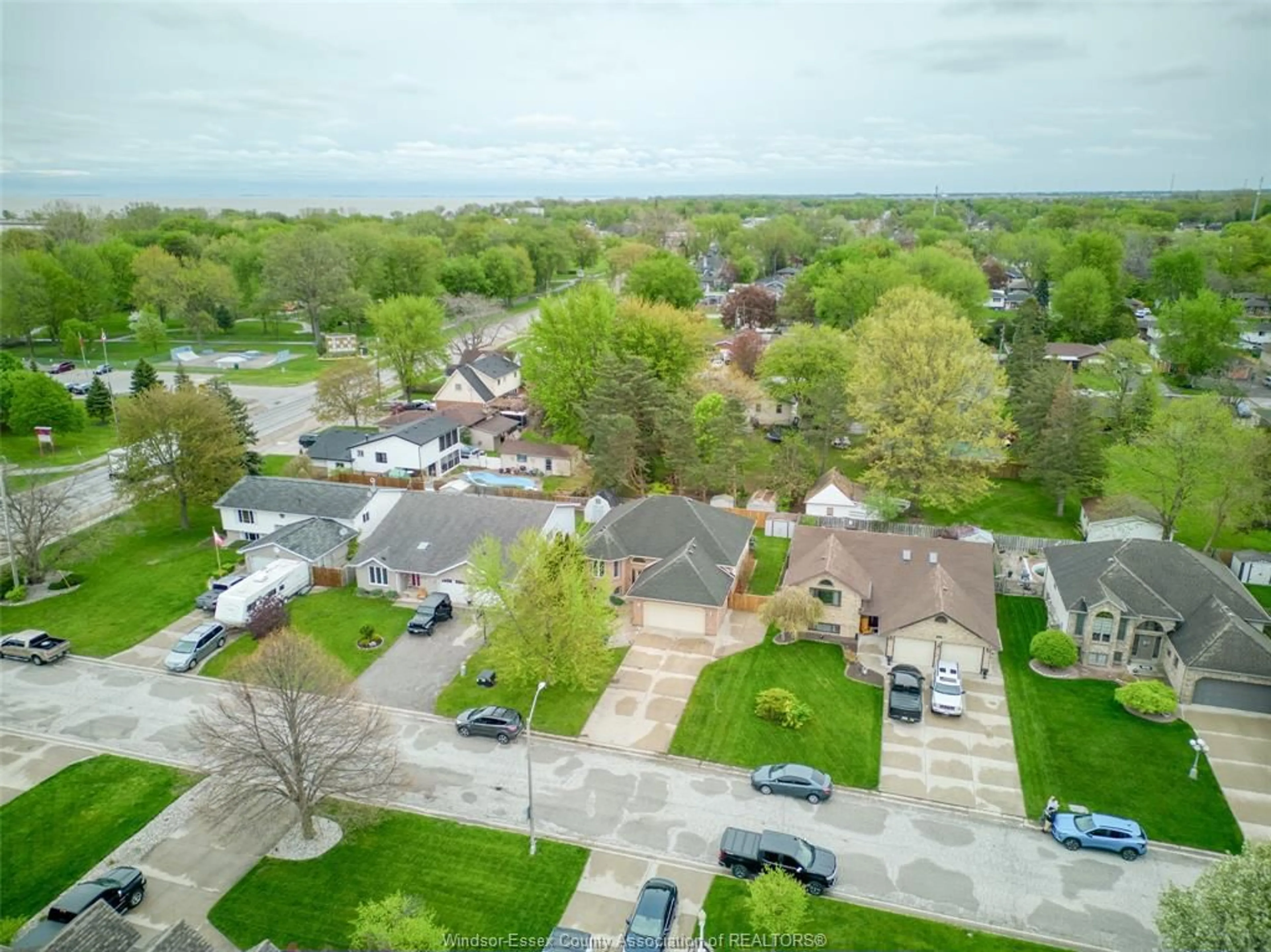 A pic from outside/outdoor area/front of a property/back of a property/a pic from drone, unknown for 206 MAPLEWOOD Dr, Lakeshore Ontario N8L 1C2