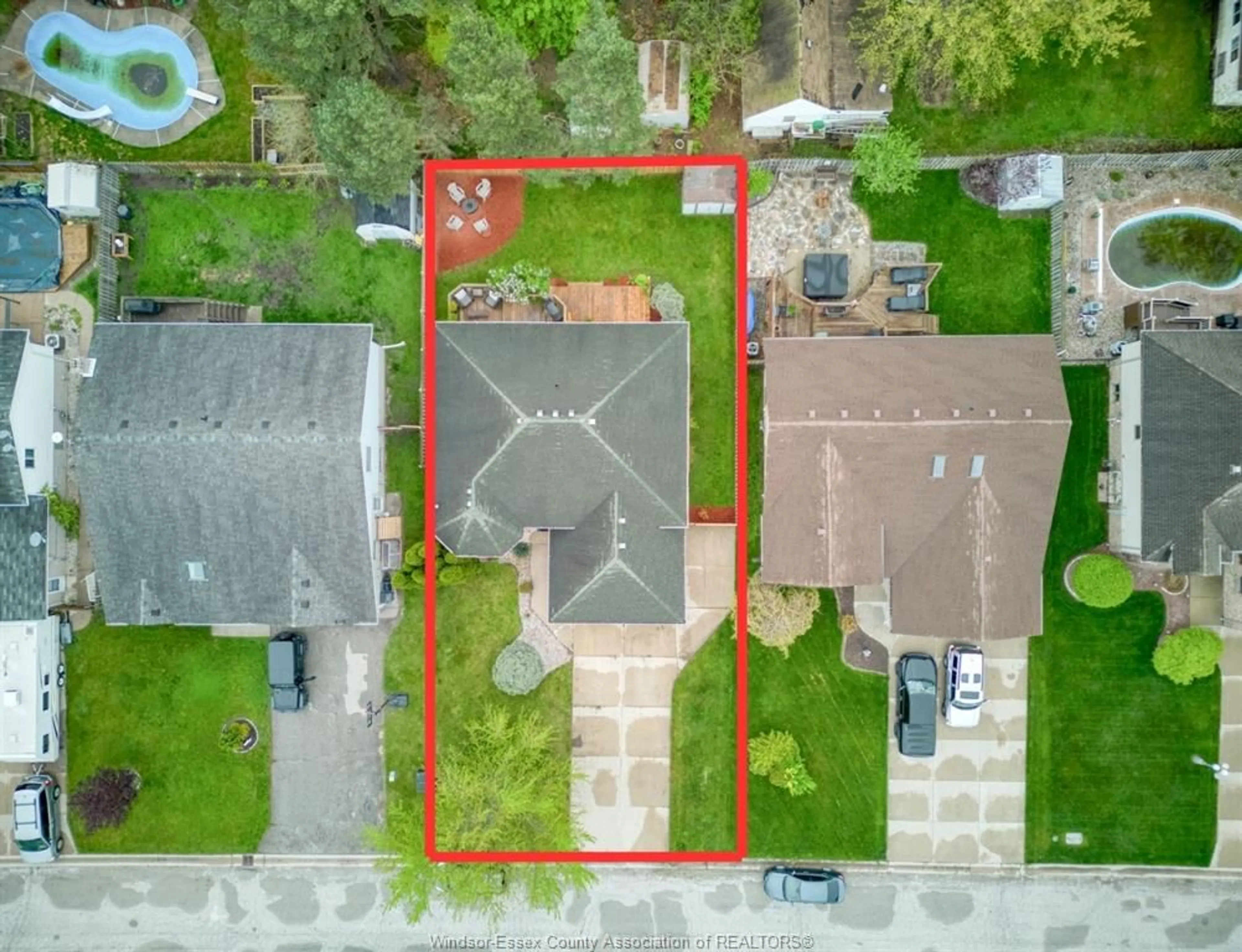 A pic from outside/outdoor area/front of a property/back of a property/a pic from drone, street for 206 MAPLEWOOD Dr, Lakeshore Ontario N8L 1C2