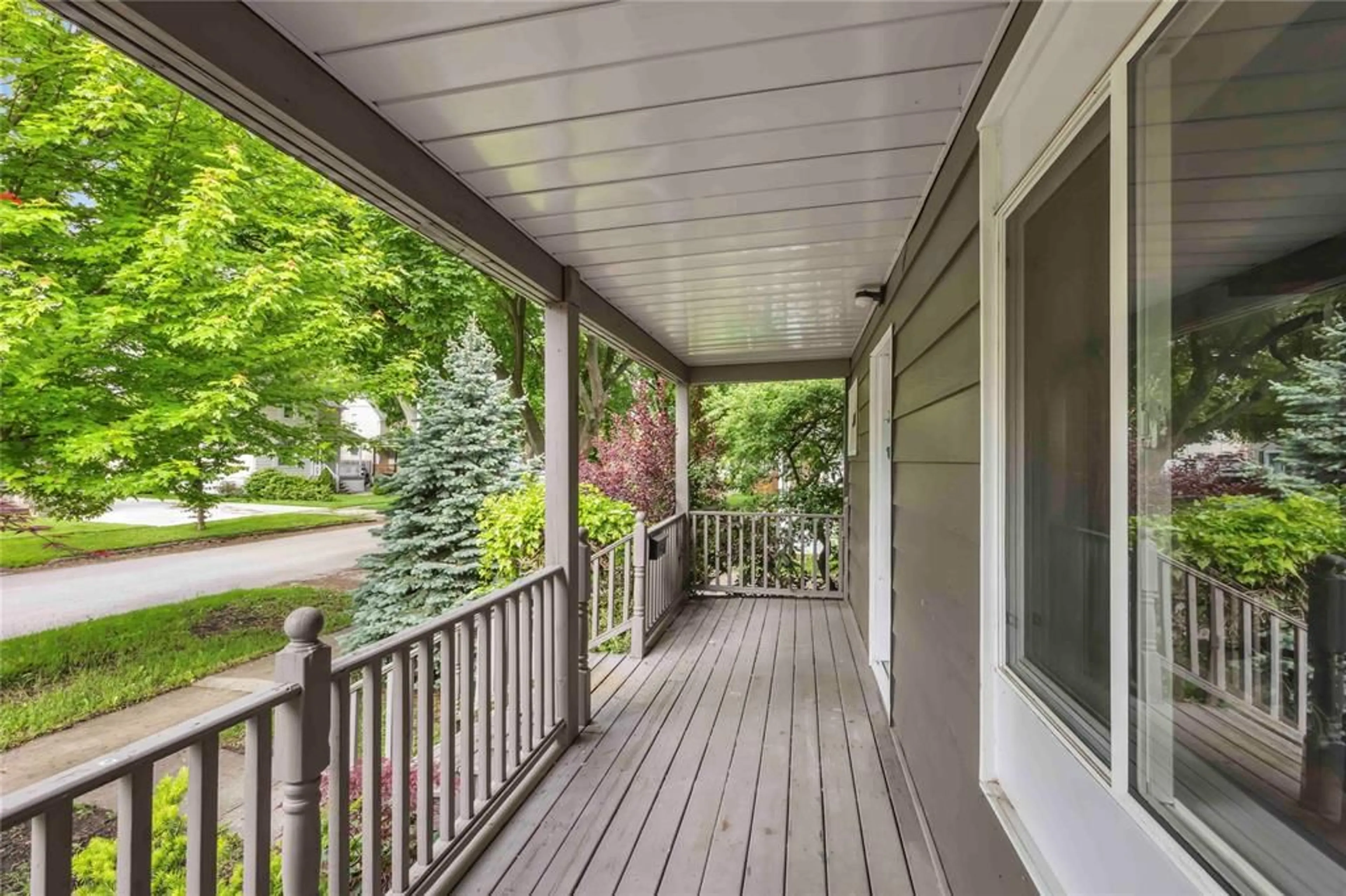 Patio, street for 386 CROMWELL St, Sarnia Ontario N7T 3Y8