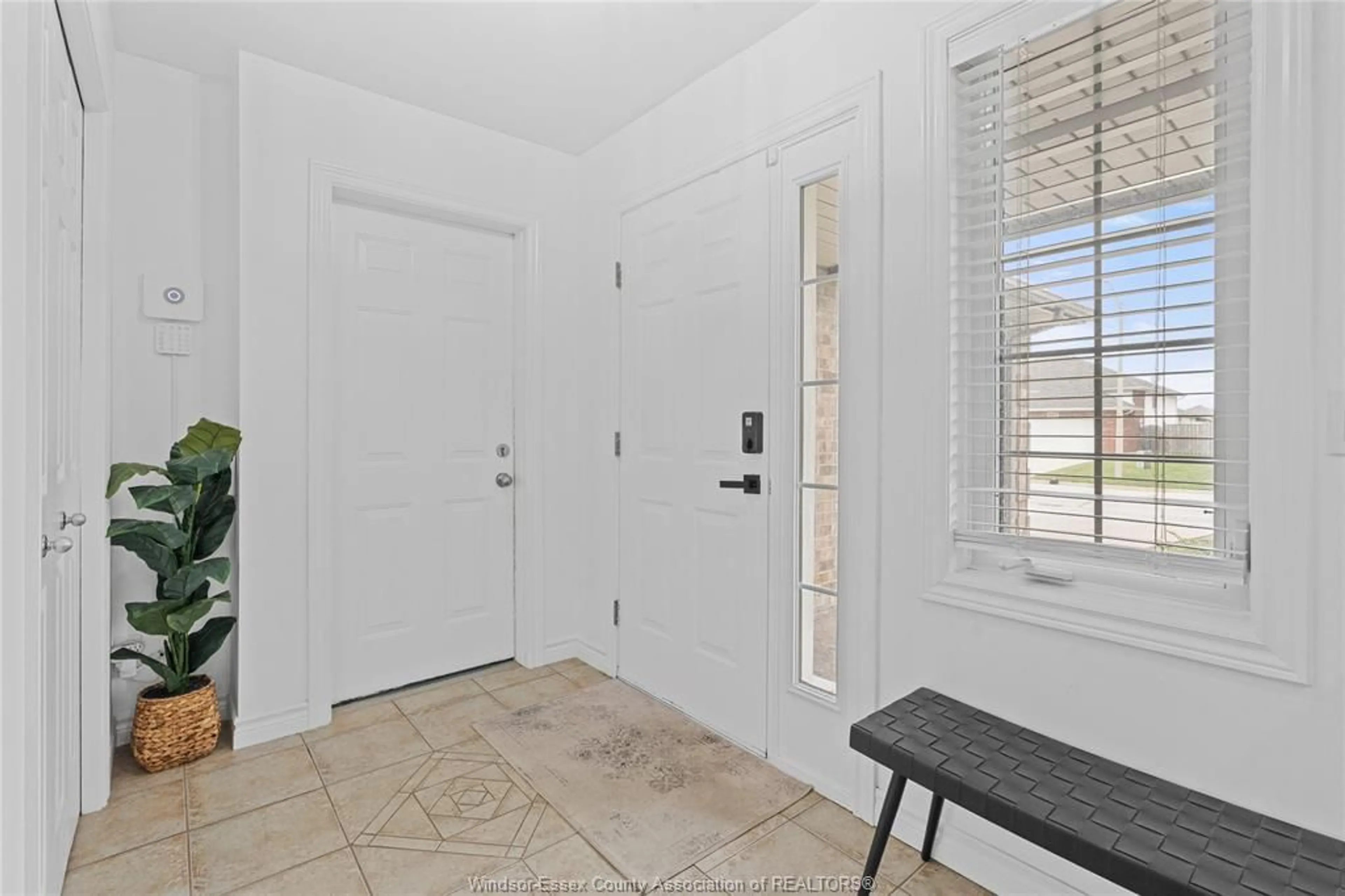Indoor entryway for 856 WESTWOOD, Lakeshore Ontario N0R 1A0