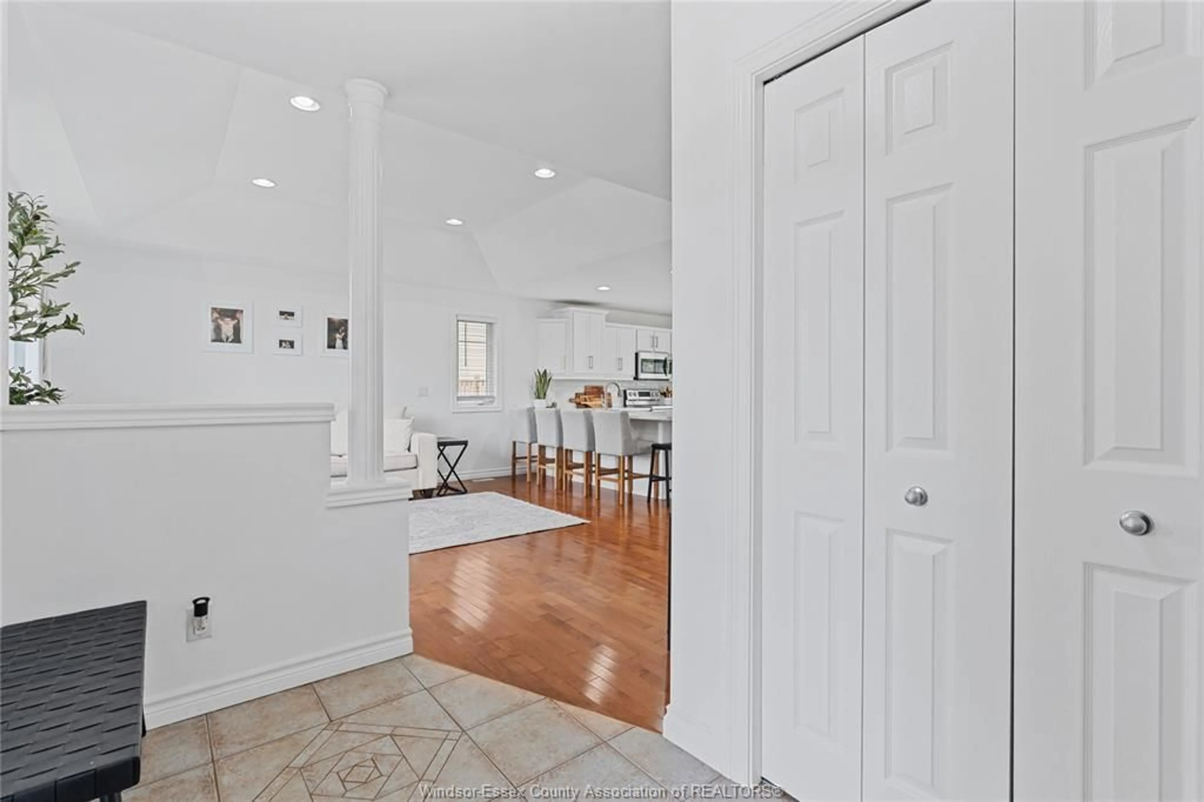Indoor entryway for 856 WESTWOOD, Lakeshore Ontario N0R 1A0