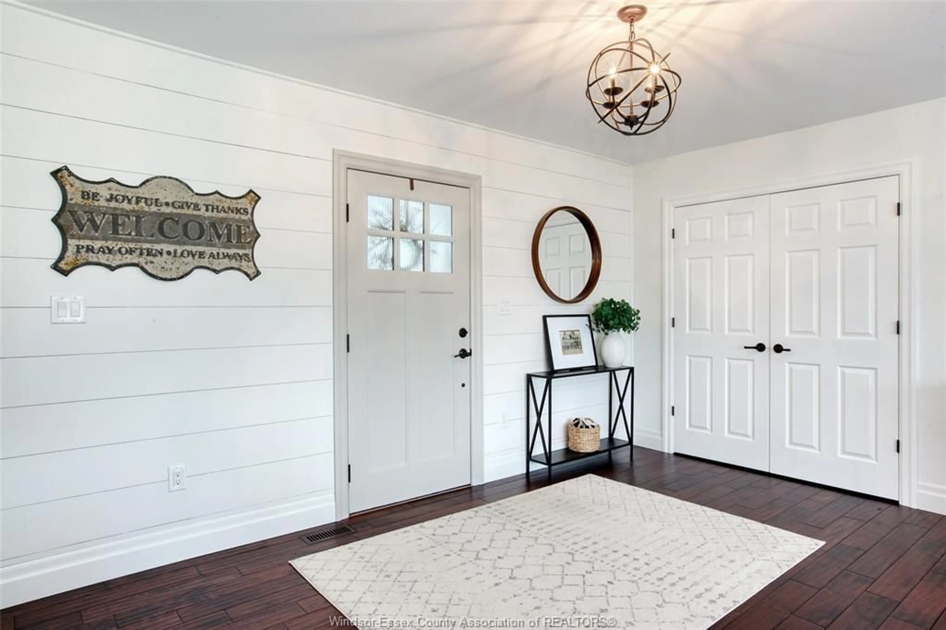 Indoor entryway for 1907 FOX RUN Rd, Leamington Ontario N8H 3V7