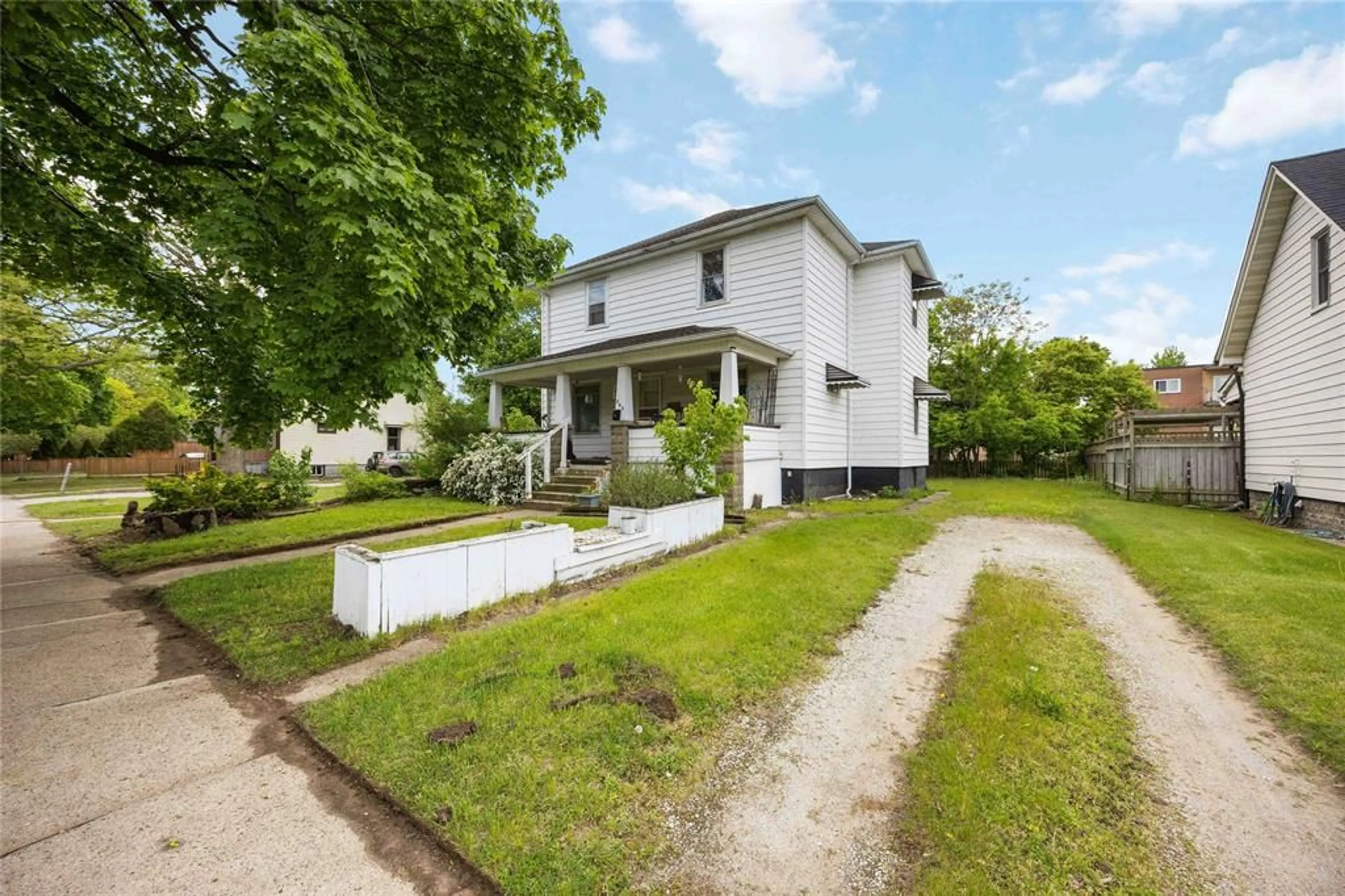 A pic from outside/outdoor area/front of a property/back of a property/a pic from drone, street for 245 Durand St, Sarnia Ontario N7T 5A5