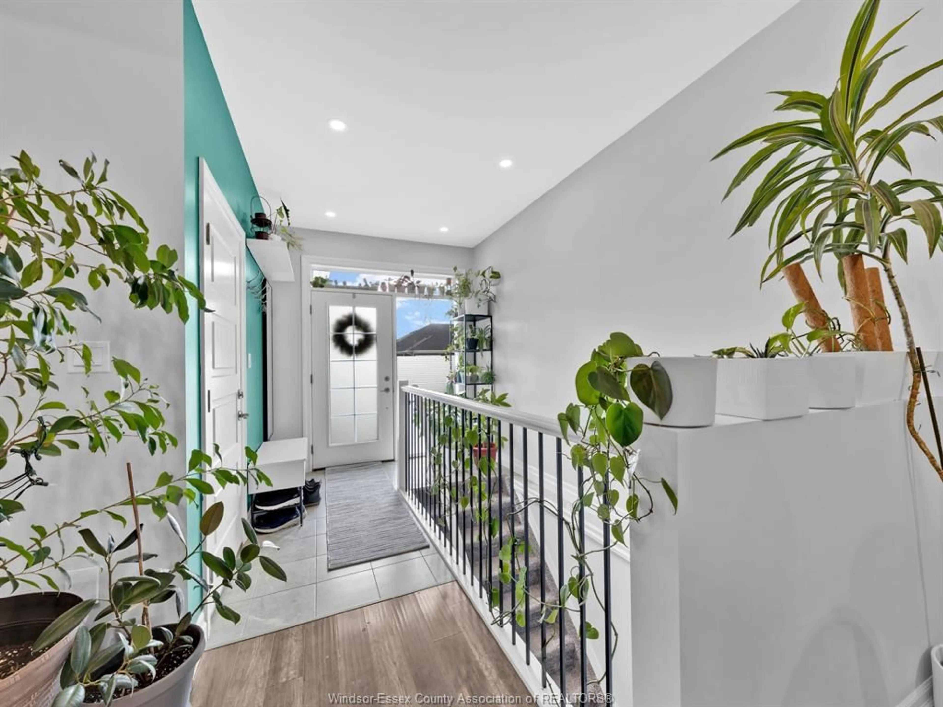 Indoor entryway for 1966 Ethan Crt, Windsor Ontario N8T 0B3