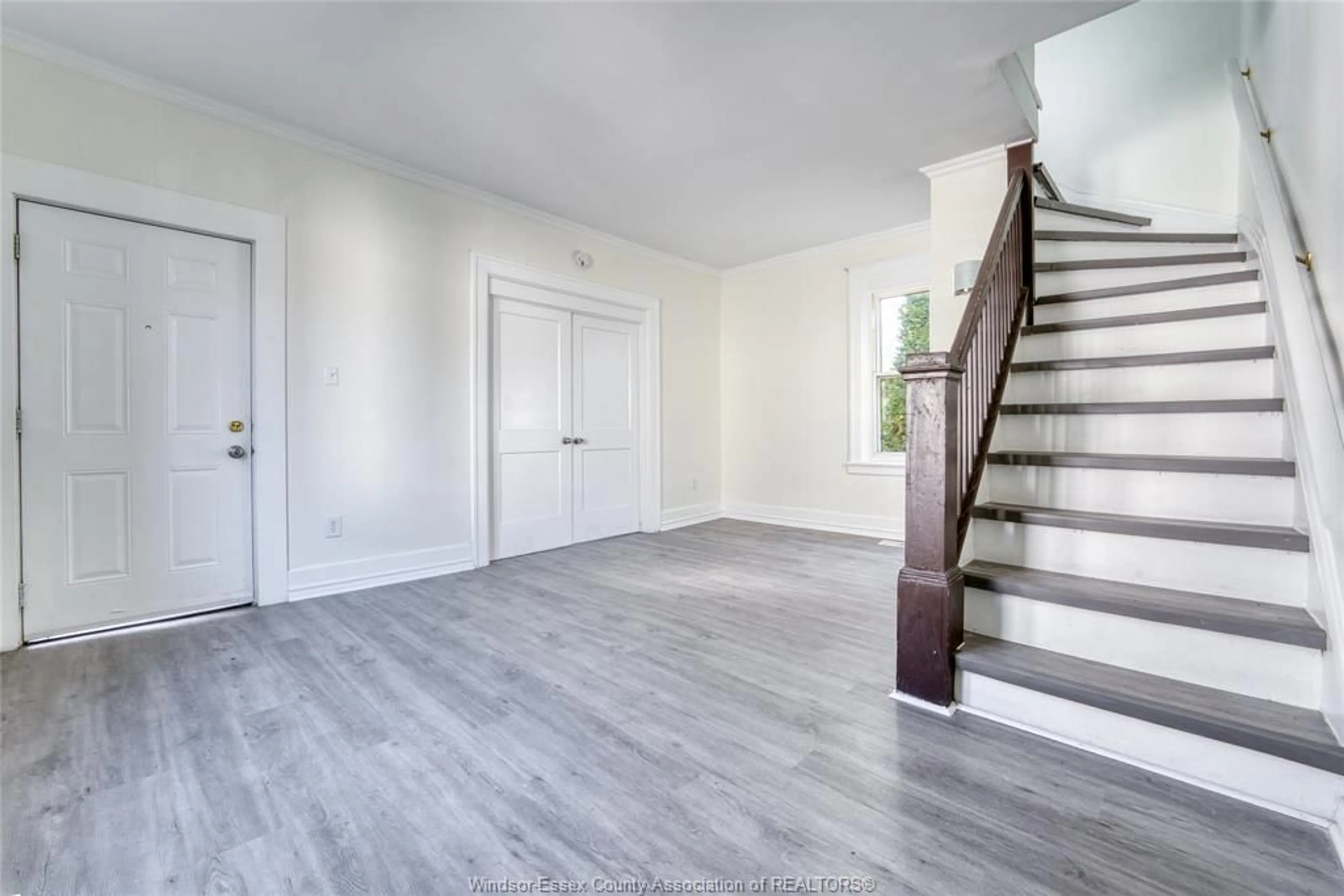 Indoor entryway for 443 WELLINGTON, Windsor Ontario N9A 5J3