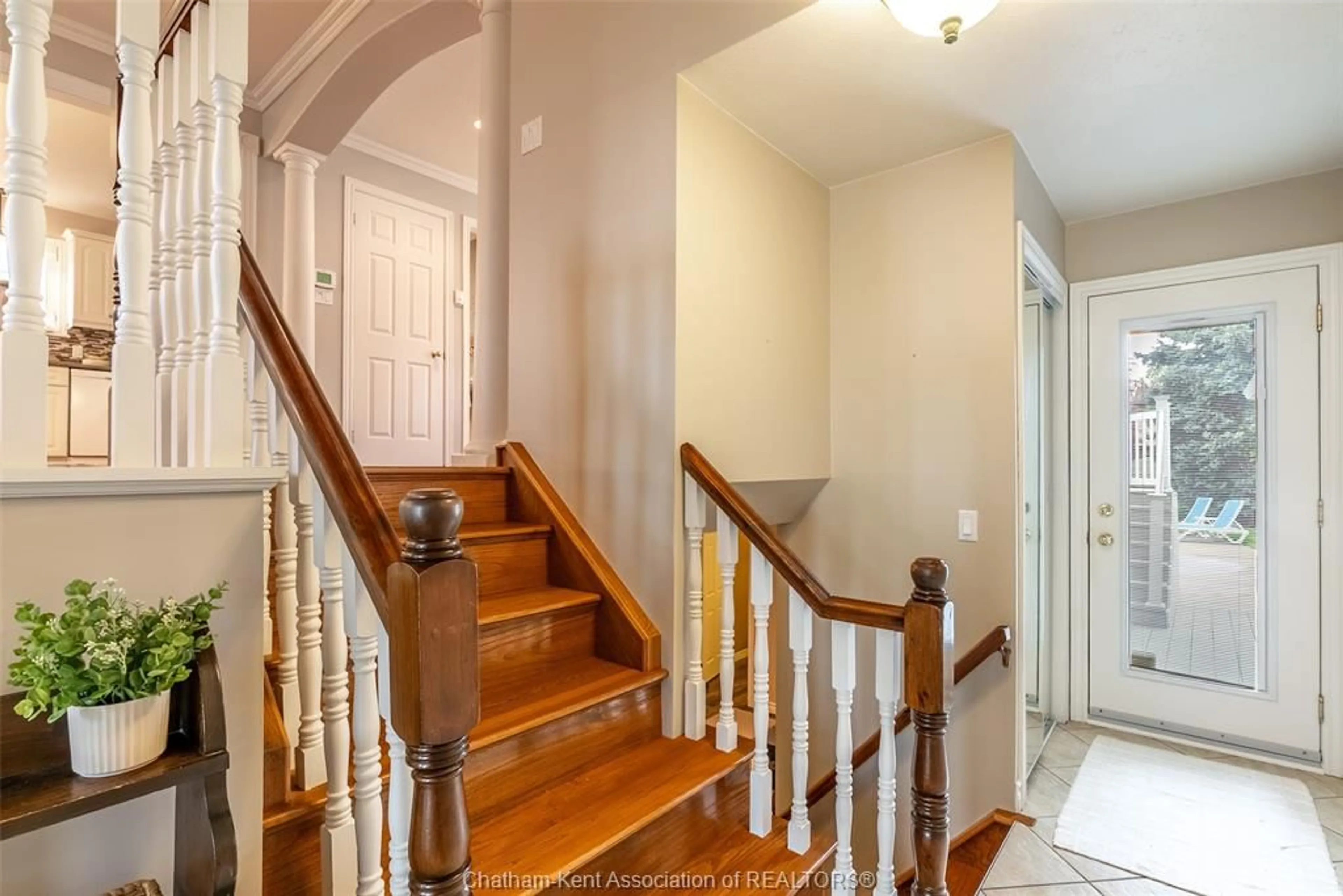 Indoor foyer for 348 Campus Pky, Chatham Ontario N7L 5A8