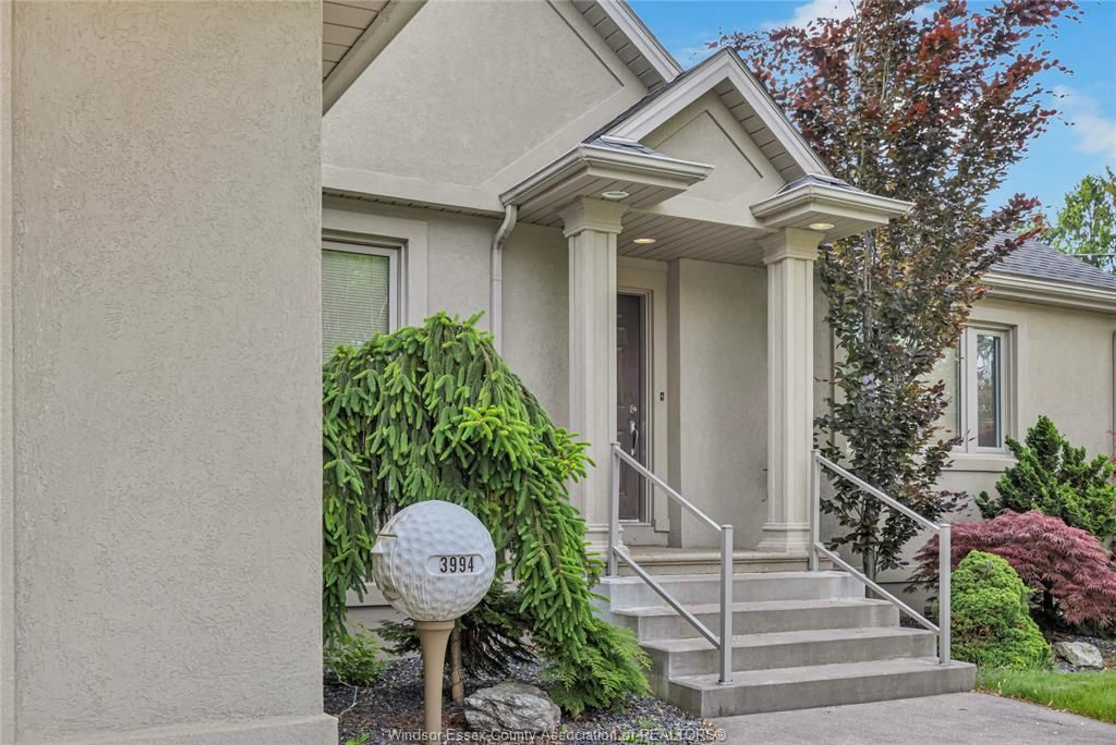 Indoor entryway for 3994 ROSELAND, Windsor Ontario N9G 1Z8
