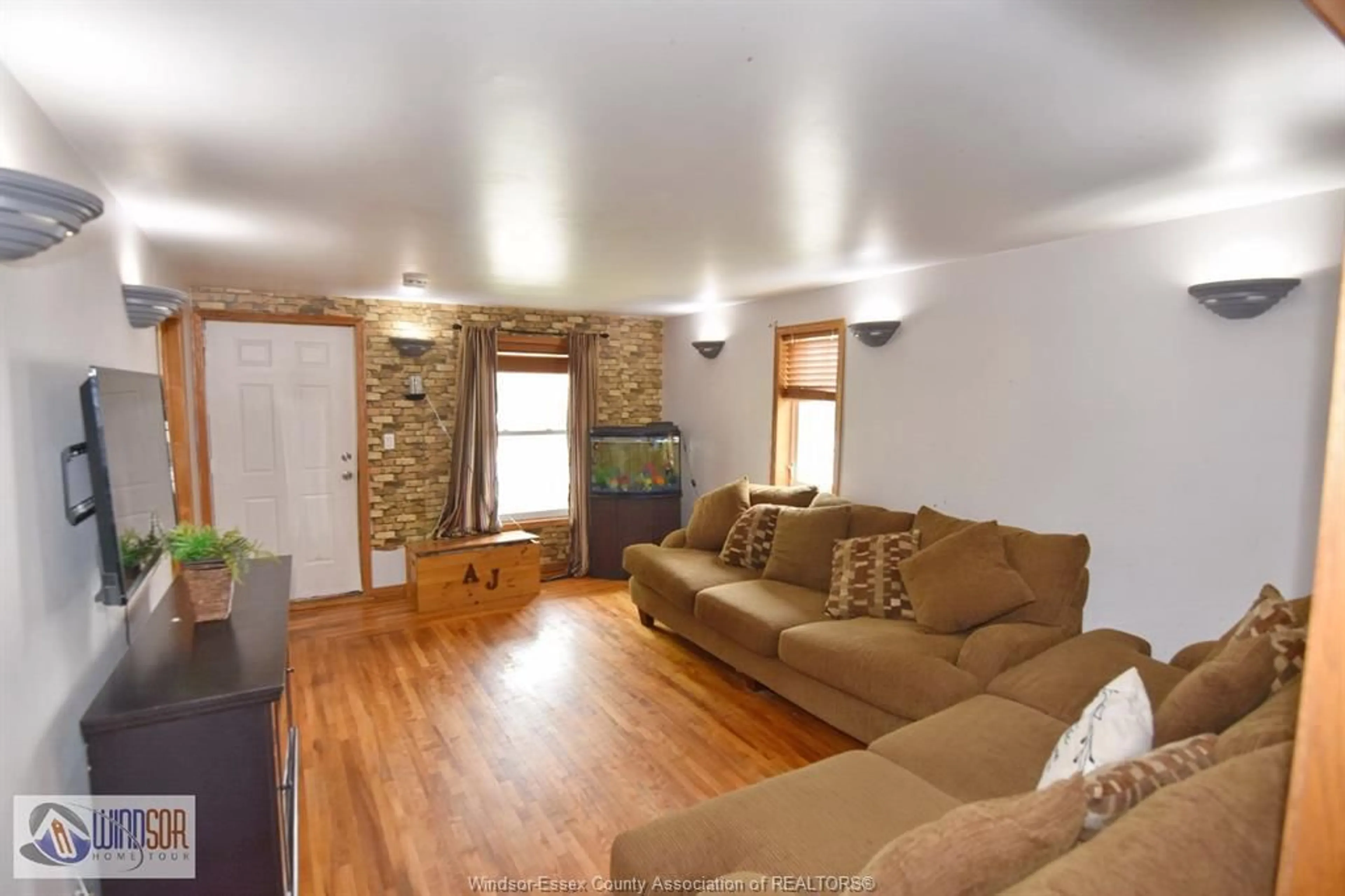 Living room with furniture, wood/laminate floor for 84 KING St, Lakeshore Ontario N0R 1V0