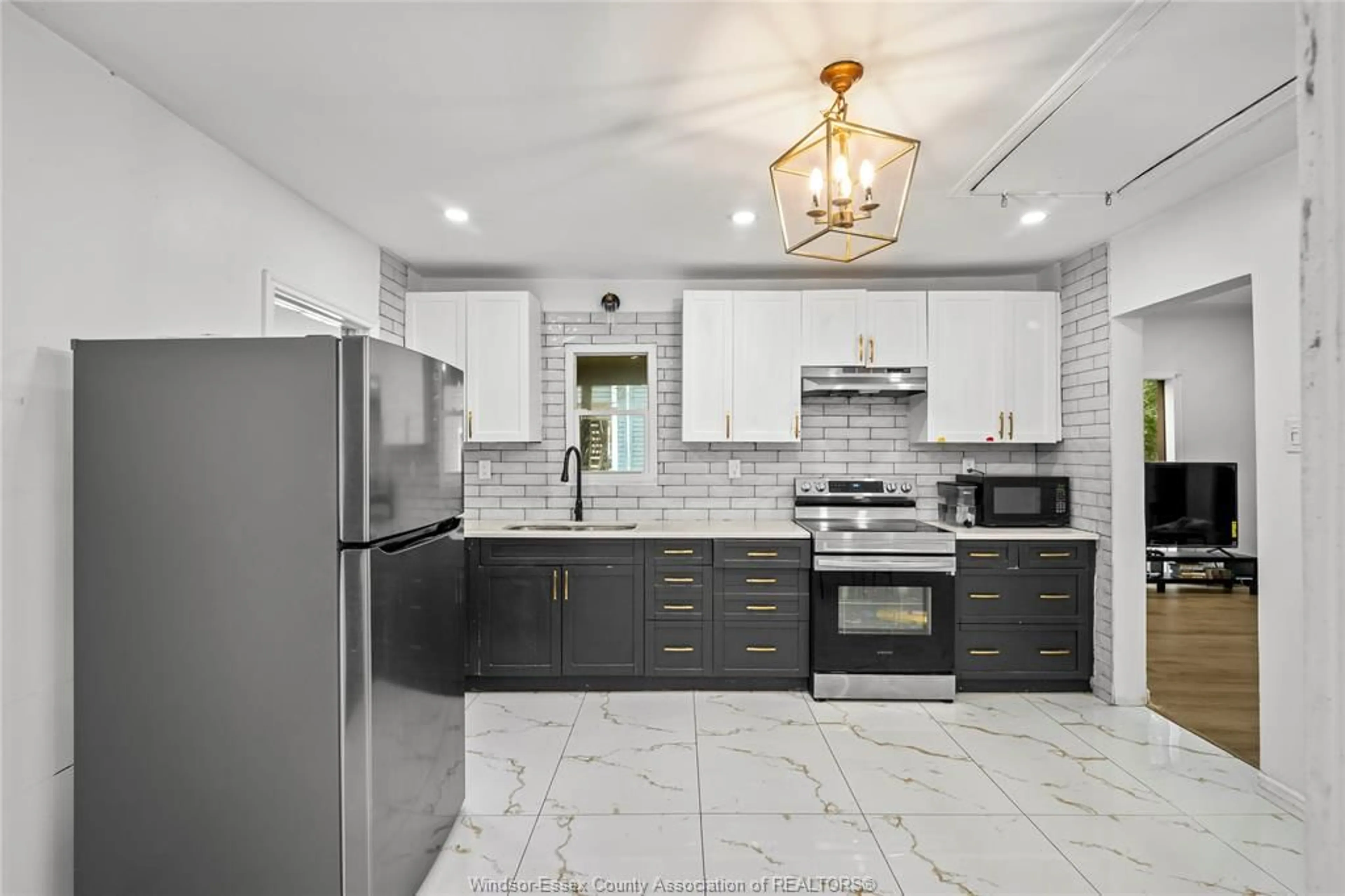 Open concept kitchen, ceramic/tile floor for 357 TUSCARORA, Windsor Ontario N9A 3L8
