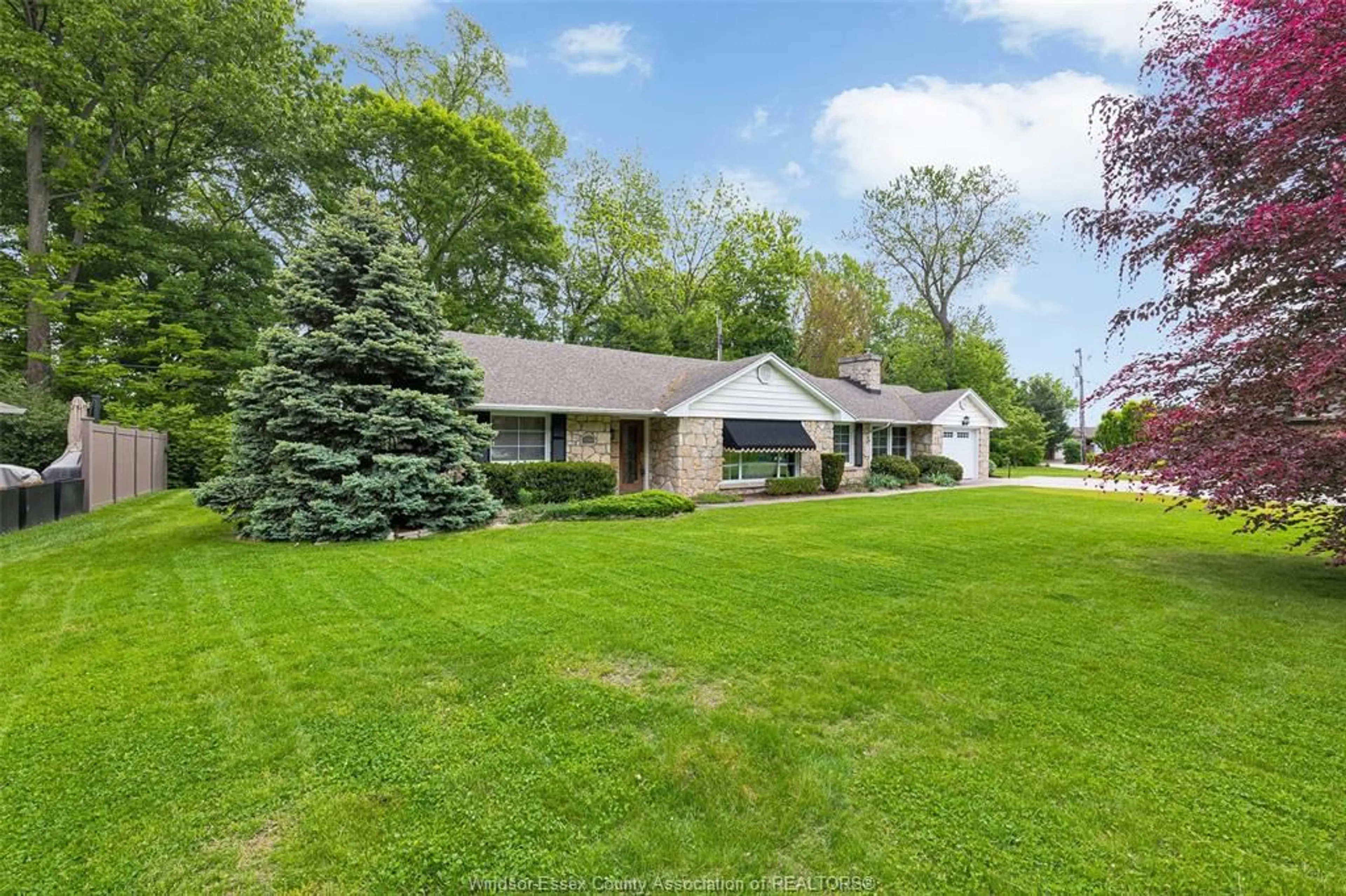A pic from outside/outdoor area/front of a property/back of a property/a pic from drone, unknown for 1506 WHITEWOOD, Kingsville Ontario N9Y 2V9
