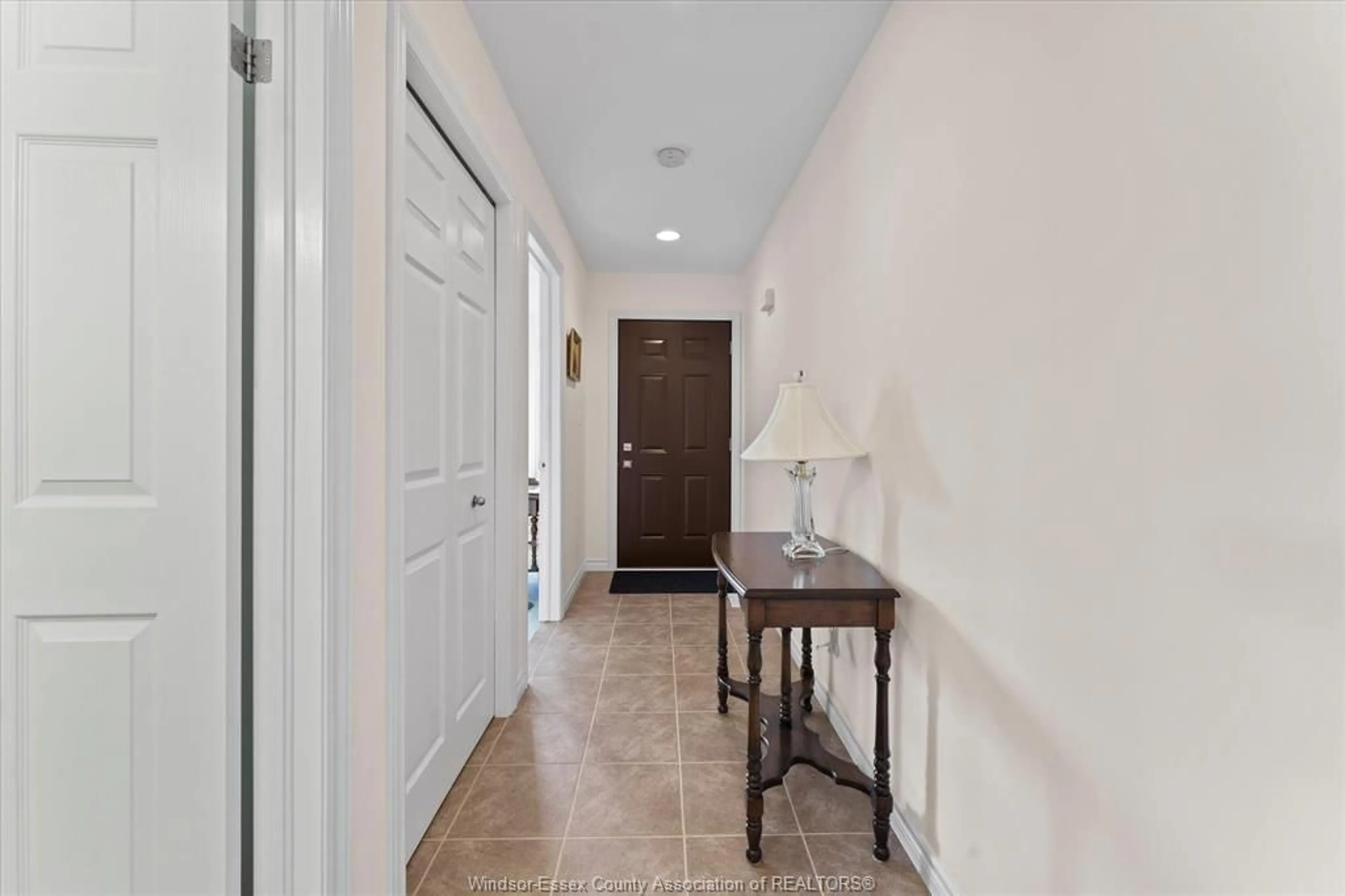 Indoor entryway for 1583 Luxury Ave, Windsor Ontario N8P 1S7