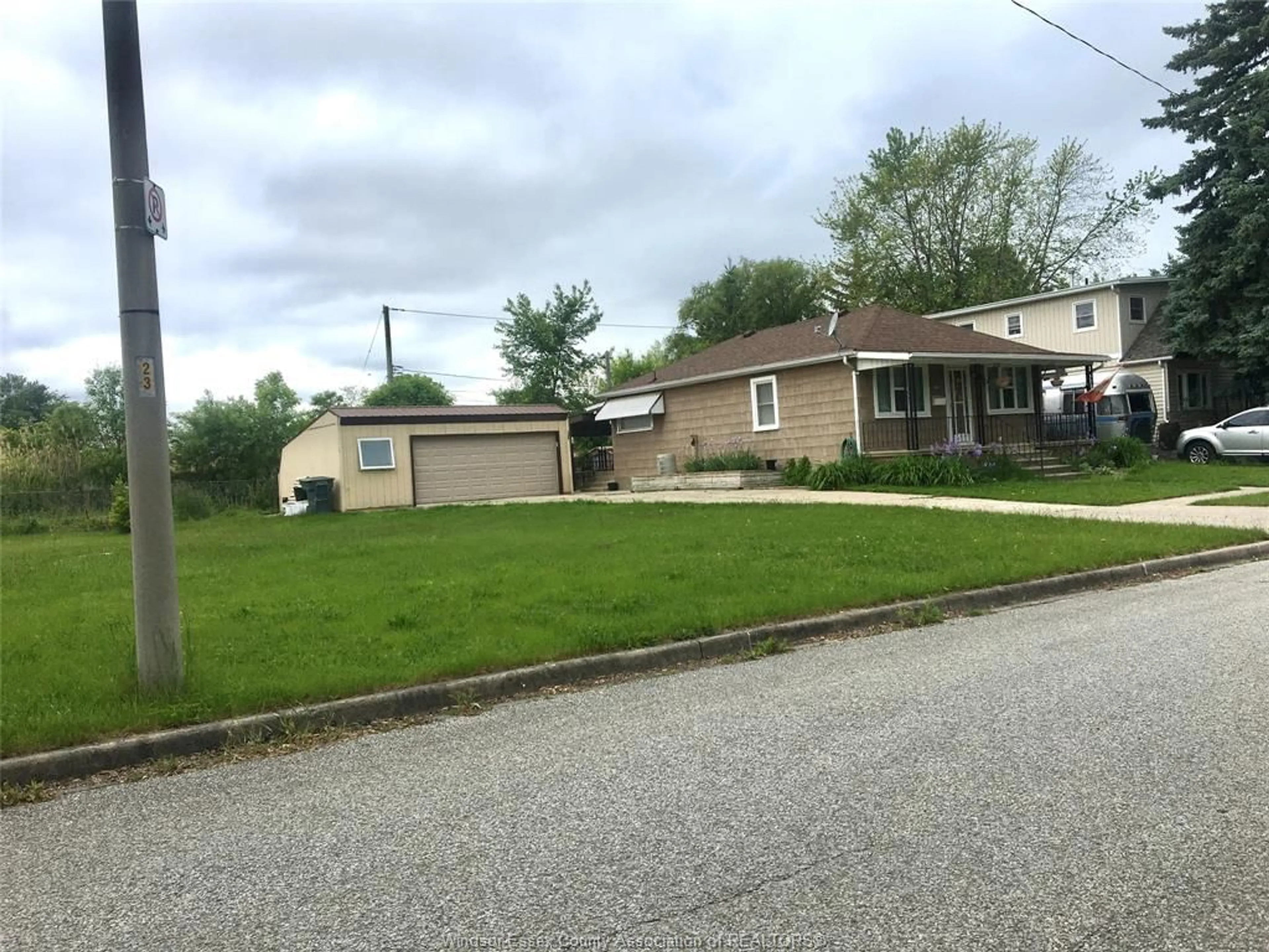 A pic from outside/outdoor area/front of a property/back of a property/a pic from drone, street for 1145 FORD Blvd, Windsor Ontario N8S 2G2